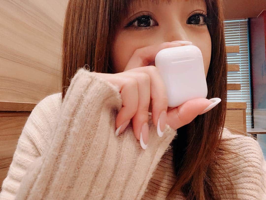 のインスタグラム：「わーいわーい😆👏 #airpods #apple #birthdaypresent #happy #thankyou  #無くさないようにしないと #イヤホン」