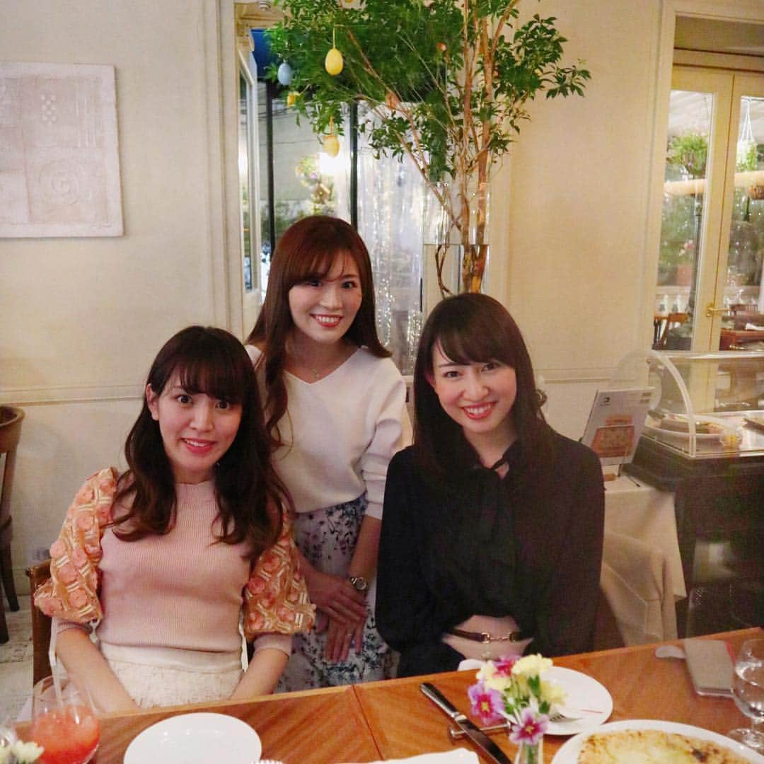 下田奈奈さんのインスタグラム写真 - (下田奈奈Instagram)「* 週末モデルの二人と#表参道bamboo でディナー🍽🌴 ・ 美容ナース石井さん＆化粧品会社の企画開発をされている詩穂さん💄❤️ 二人とも、私がサロンのお仕事をきっかけに密かに勉強中の化粧品検定1級＆コスメコンシェルジュの資格を持つまさに美容のプロ💆‍♀️💕 ・ そんな二人に最近注目の成分やオススメの美容グッズ、化粧品などについていっぱい教えてもらいました☺️ 特に気になった美容グッズを3つご紹介します✨ ・ ①Panasonicのスチーマー 定番だけど、やっぱり簡単に毎日使えるものだから、私のようなはじめの一歩を踏み出す人にはオススメらしい。化粧前の5分間スチームをあてるだけで化粧ノリが断然違うらしい🙆‍♀️ ・ ②YA-MANのダブルピーリングプロ 水と超音波の力で古い角質や毛穴のケアができるんだとか。防水なのでお風呂の中でも使えるし、金額も1万円ちょっとで手を出しやすい✨イオン導入と導出もできるらしい〜 ・ ③NEWAリフト 医療機器メーカーが開発したひきしめ専用のホームケア美顔器。かなり効果があるらしいけど、金額が7万円位するらしいので、なかなか気軽には手を出せない〜😂✋美容って奥が深くてキリがないなぁ💦 ・ 他にも、オススメのスキンケアグッズとかファンデーション、ドラコスとか色々教えてもらいました🥰❤️ 普段物欲ないんだけど、珍しく欲しいものだらけ🛍笑 ・ 二人のお陰で、私史上最大に美意識が高まってる💃💋(普段が低すぎる問題はさておきorz) ・ 恋バナもいっぱいしたよ！笑 週末モデルさんとお話できるの本当に楽しいなぁ❤️ みんな夢や目標があったり、向上心が高くて、お仕事もプライベートも全力で楽しんでいて本当に尊敬😭 ・ いつもいい刺激をいっぱいもらいます💕 私も頑張ろうと思わされた夜でした🌙 ・ #美容グッズ #美容サロン #エステサロン #化粧品検定1級 #化粧品検定2級 #コスメコンシェルジュ #美容大好き #美容好き #美容初心者 #美容女子 #化粧品検定 #パナソニックビューティー #パナソニックスチーマー #ヤーマン #ヤーマンダブルピーリングプロ #newaリフト #週末モデル #フェイシャルエステ #光フェイシャル」3月16日 18時15分 - shimodanana