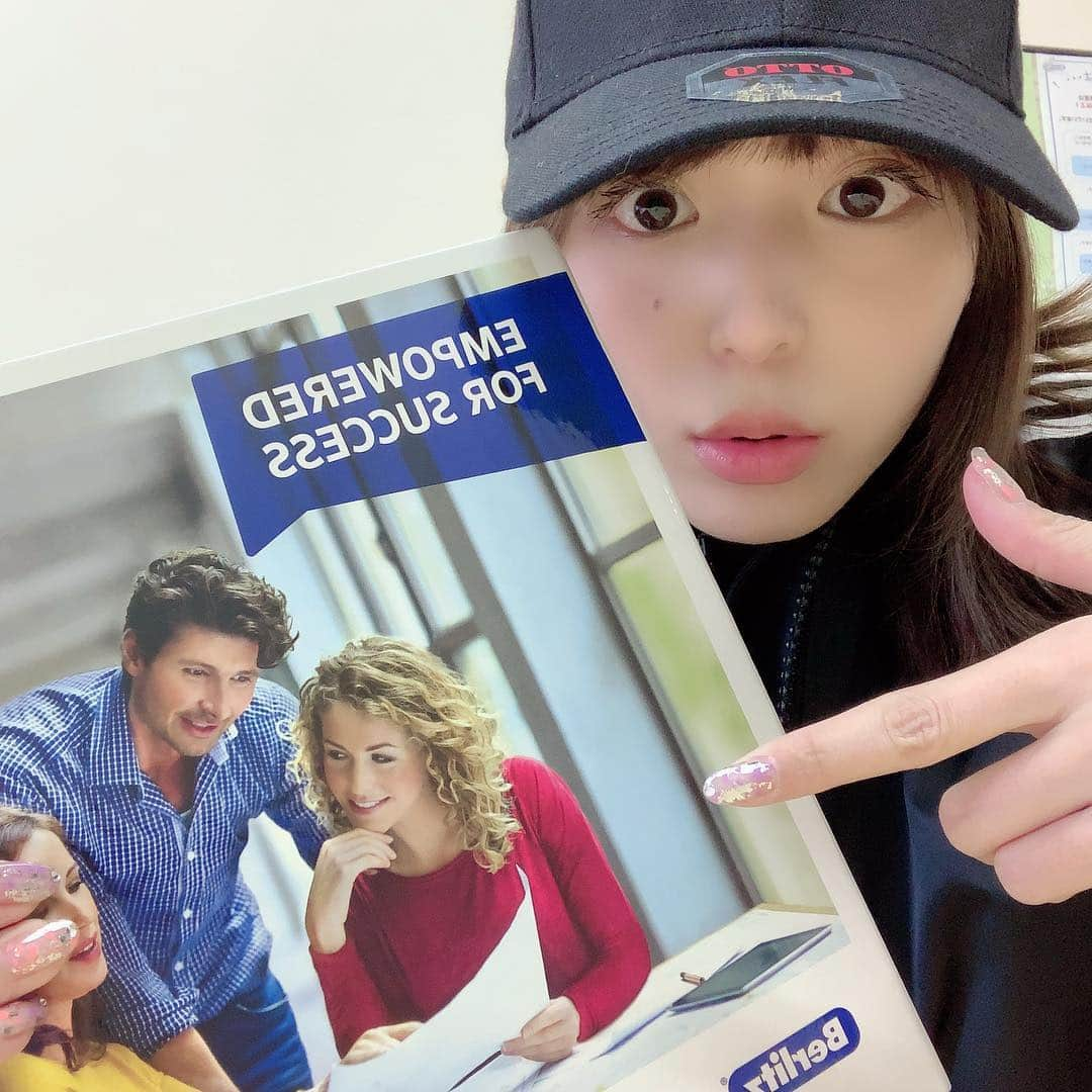 平野綾さんのインスタグラム写真 - (平野綾Instagram)「レベルが上がった↗︎✨ New textbook📙🖊💮 ✴︎ ✴︎ ✴︎ #berlitz #berlitzjapan #英会話  #平野綾 #ayahirano」3月16日 18時18分 - a_ya.hirano