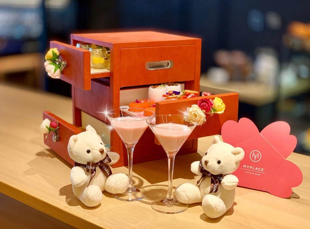 ヒルトン大阪 Hilton Osakaさんのインスタグラム写真 - (ヒルトン大阪 Hilton OsakaInstagram)「🐻『いちごみるくダーイスキ！』とヒルトンベアも大喜び♪皆さまご存知ですか？ MYPLACEで【ストロベリーフラワーボックス】をご注文いただくと、苺のオリジナルカクテル🍸がセットでお召し上がりいただけるんです🍓すっきりした甘さなのでスイーツも進みます。 ※数量限定なのでお早めに！ . . 【アフタヌーンティーセット 詳細はこちら▶️ @hiltonosaka 】 . LINE@おともだちにお得な情報を配信中 【ヒルトン大阪ダイニング で検索】 . . Order the MYPLACE Strawberry Flower Box Afternoon Tea and you will also be served a complimentary non-alcoholic strawberry cocktail. This refreshing drink goes perfectly with the sweets selection. Book early as only a limited number are available daily. . . . . =========================== #ヒルトン大阪  #HiltonOsaka  #MYPLACE #マイプレイス #お花の世界にかこまれて #ヒルトンスイーツ  #ヒルトン #ストロベリースイーツ #Strawberries #HiltonSweets #いちご #🍓 #ストロベリー #苺 #イチゴ #Strawberry  #デザート　 #スイーツ #大阪グルメ #梅田グルメ  #女子会　 #大阪スイーツ #梅田スイーツ #カフェ #cafe #くま  #いちごみるく #草莓 #大阪カフェ #梅田カフェ」3月16日 18時18分 - hiltonosaka