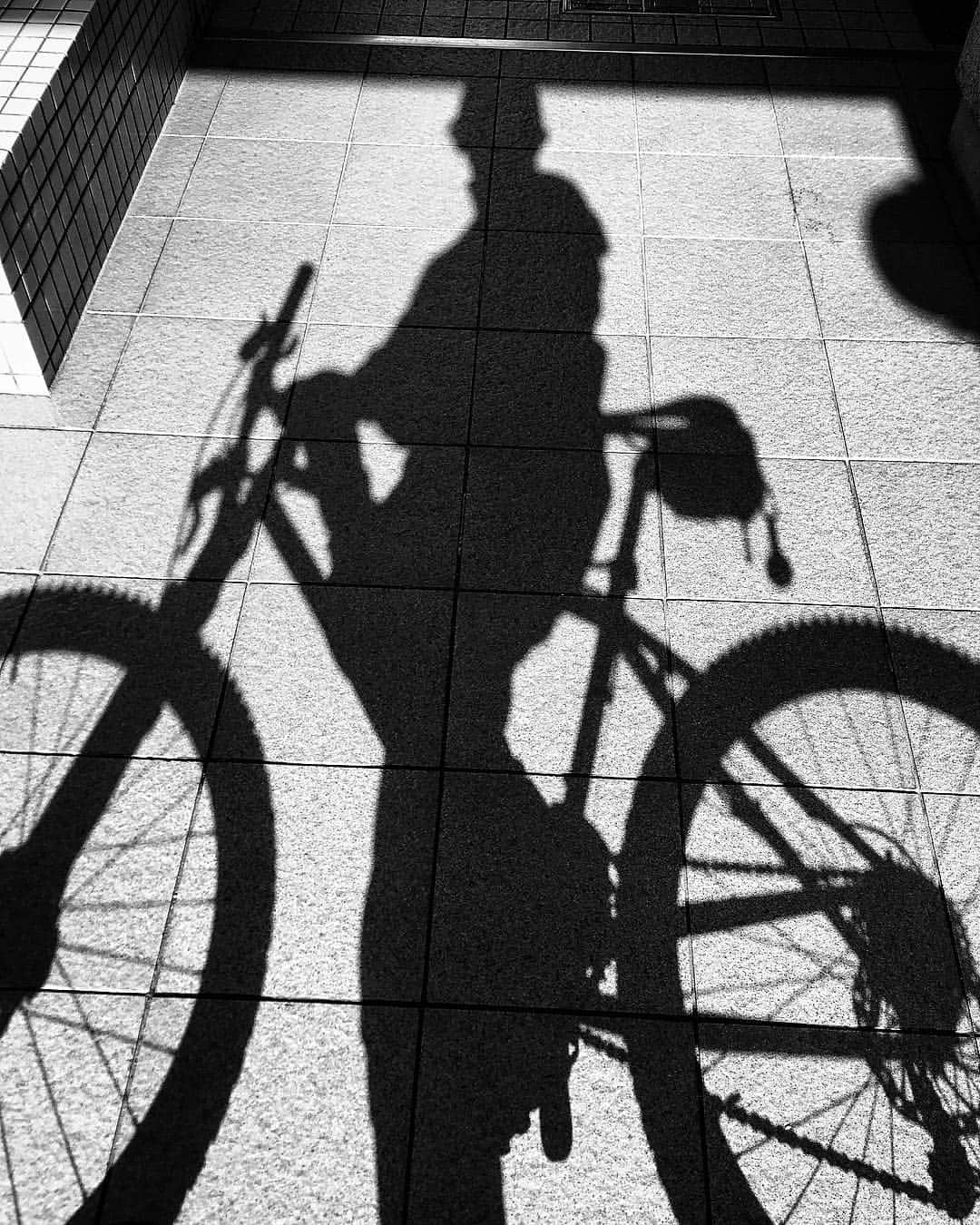 kazuのインスタグラム：「#igersjp #instagramjapan #team_jp_モノクロ #indies_gram  #hueart_life #tokyocameraclub #shotoniphone #voodoobikes #magura #rockshox #schwalbe #instamtb #mtblife #hardtail #jj_forum_2568」