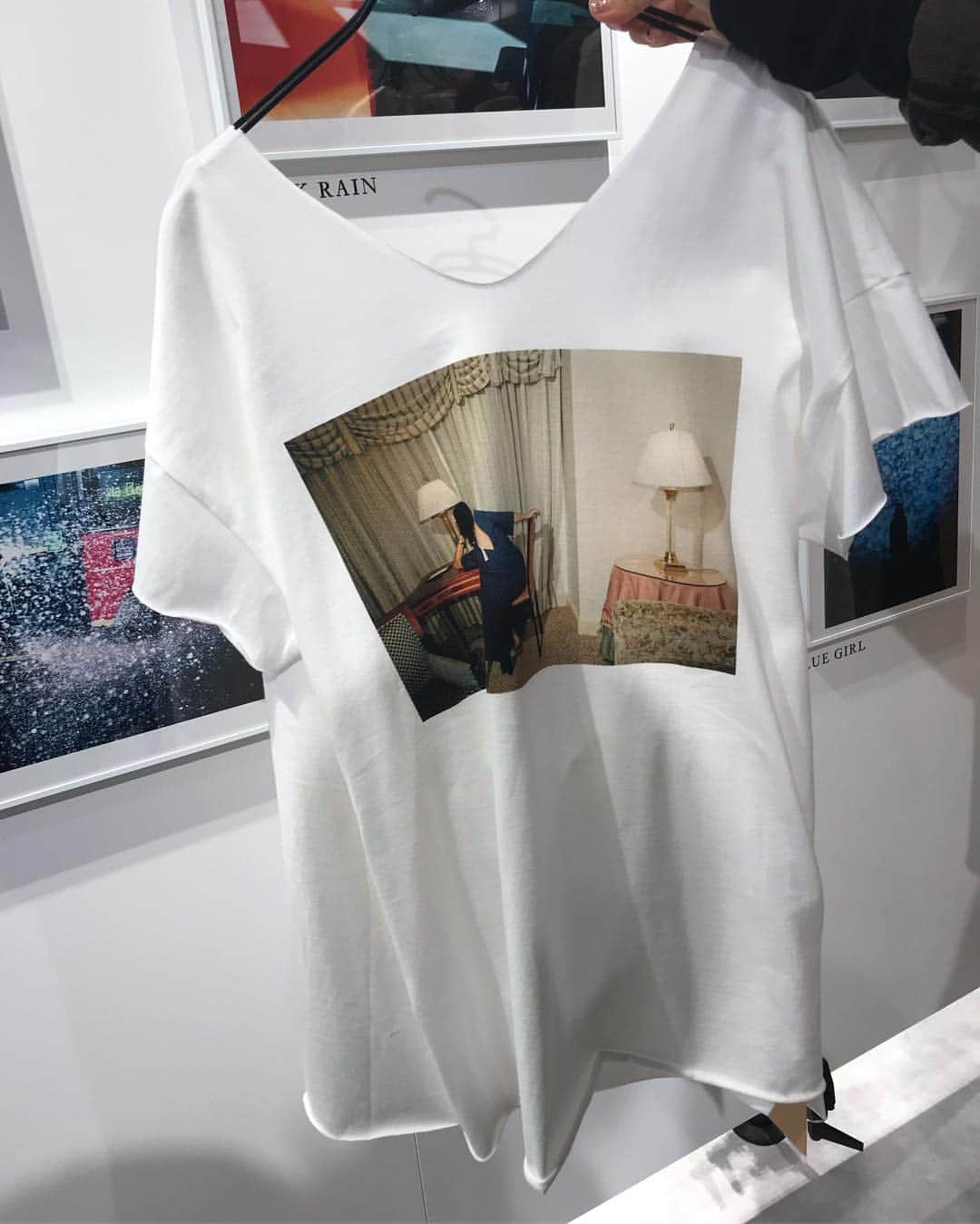 濱中鮎子さんのインスタグラム写真 - (濱中鮎子Instagram)「ジャケットの下などに❣️ こちらは、2019年春夏のウーアのヴィジュアルから選んだ写真を、ウーアらしいボディに落とし込んだTシャツ！ *  #コラボTシャツ #jirokonami #uhr #journalstandardlessage」3月16日 18時21分 - ayukohamanaka