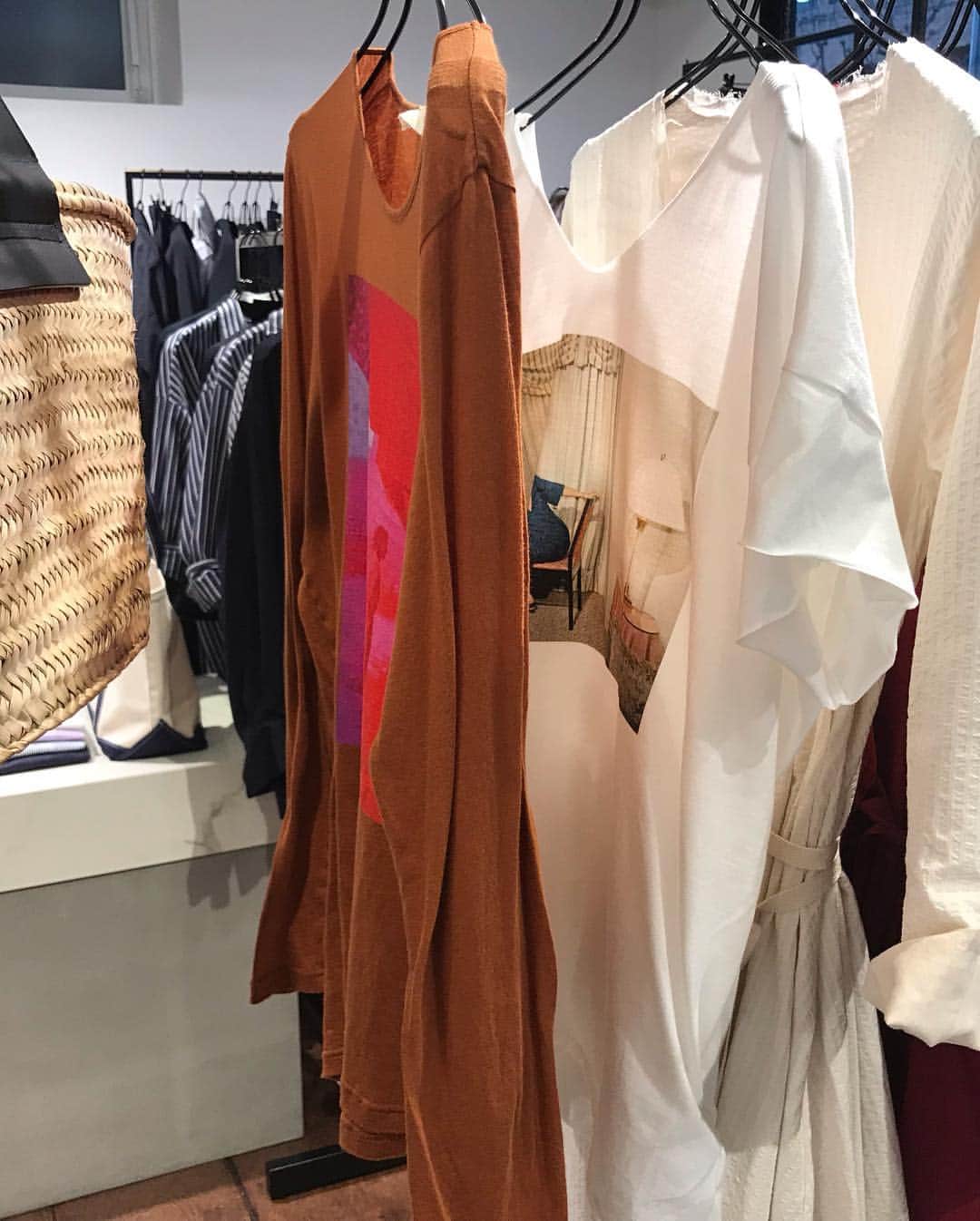 濱中鮎子さんのインスタグラム写真 - (濱中鮎子Instagram)「ジャケットの下などに❣️ こちらは、2019年春夏のウーアのヴィジュアルから選んだ写真を、ウーアらしいボディに落とし込んだTシャツ！ *  #コラボTシャツ #jirokonami #uhr #journalstandardlessage」3月16日 18時21分 - ayukohamanaka