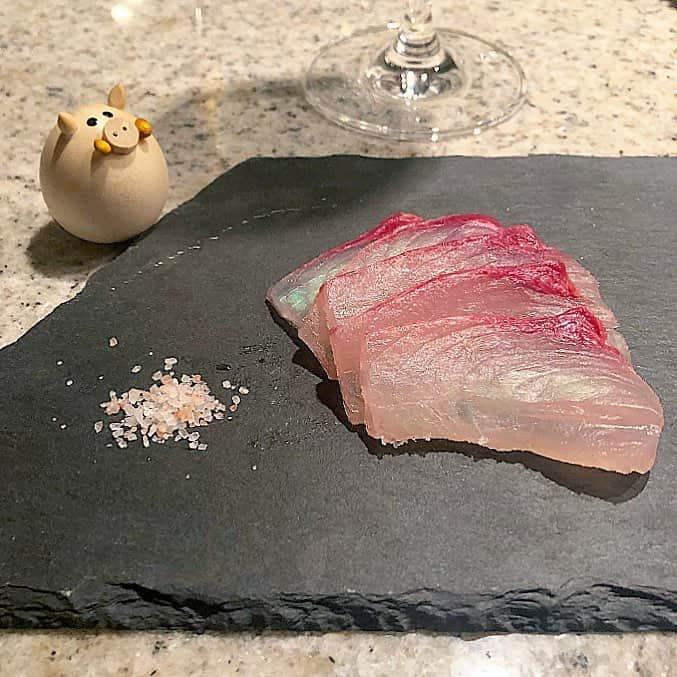 榊山敬代のインスタグラム：「🐟… ・ 今週おいしかったひとコマより。 切っただけのお刺身さんの巻。  相変わらず。ピンクソルトと。 ときどき。柑橘系を絞っていただくのが。 マイブーム。  三月にはいりましてから。 めずらしくも。 気が抜けっぱなしなのですけれど。  かたわら。デザイン作業して。 他にも候補があるようなので。 どちらになるか待機してる中。  だんだんと。  絵を描くピントも合ってきて。  そろそろ。エンジンをかけて。 外も閉ざして。ひきこもって。  集中モードにはいりたいところ。 今年も絵のなかで燃えつきたい。 ・ 🔥 … ・ ・ ・ ・ ・ 🌸" 作品展示情報… ・ 『第7回 郷さくら美術館 桜花賞展』 … 会場：郷さくら美術館 ・ 「郷さくら美術館　桜花賞」展は、「桜」を描いた現代日本画を多くの方々にご覧頂き、日本画の素晴らしさを再発見してもらうことを目的とした展覧会です。今回もこれからの活躍がますます期待される日本画家31名が、日本美術でおなじみの「桜」という大変難しいモチーフを相手に、それぞれの持ち昧を生かした個性的な素晴らしい桜の絵画に仕上げています。現代日本画家たちの個性を、豊かな桜花の美しさを、どうぞお楽しみください。  東京都目黒区上目黒1-7-13　 TEL：03-3496-1771  東急東横線、東京メトロ日比谷線 中目黒駅より徒歩５分 ◼︎詳しくはホームページをご覧ください … ・ ・ #夕食 #夜食 #dinner #おうちごはん  #おつまみ #頂き物 🙏  #Japanese #healthy #food #seafood #osashimi #お刺身 #antipasto #salt #岩塩 #artist #kitchen #cooking #日本画家 の #お料理こんなもん」