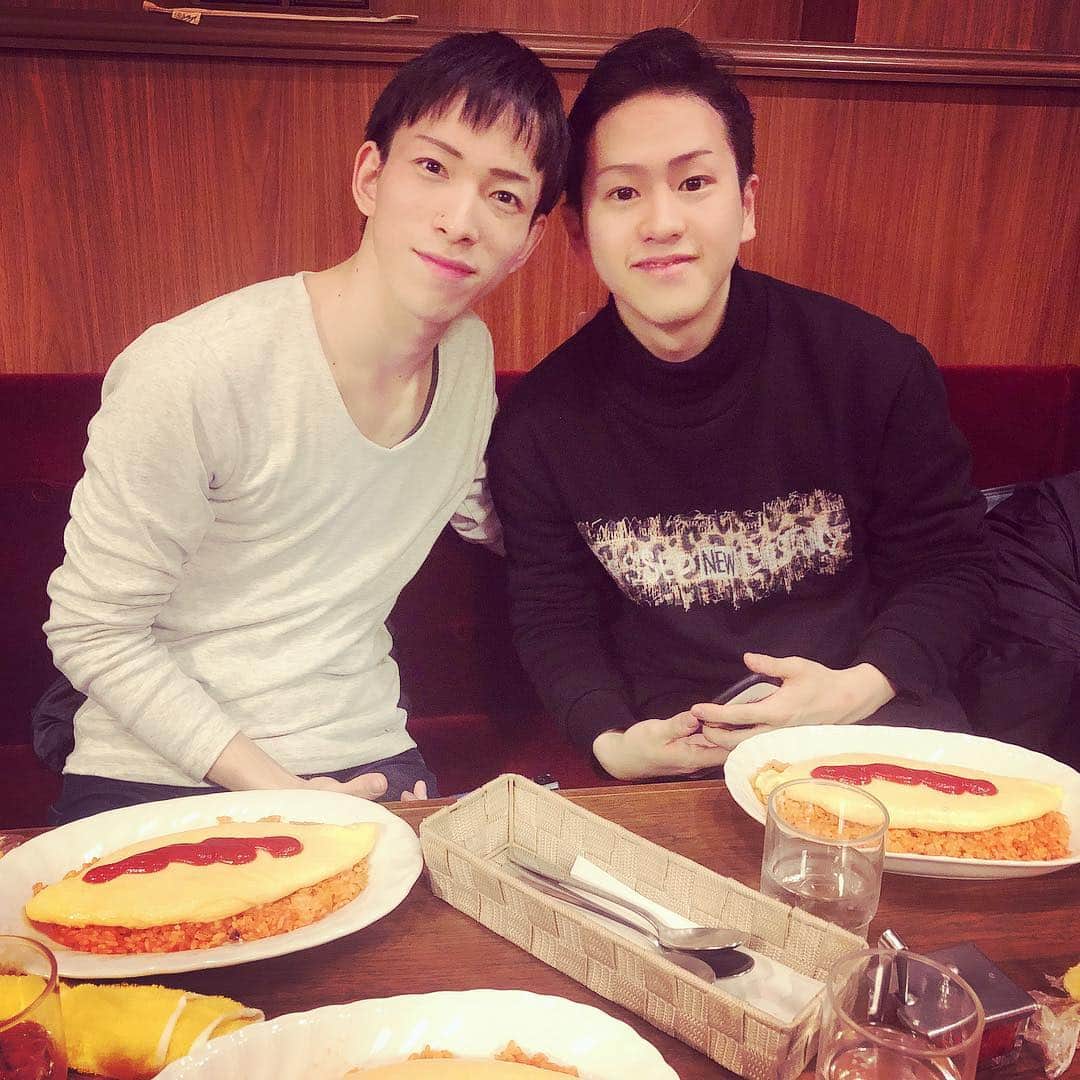 市川 翔乃亮さんのインスタグラム写真 - (市川 翔乃亮Instagram)「今日は3人で喫茶YOUへ✨ やっぱオムライスは美味しいですね〜  なんかカップル写真みたいになった😅  #喫茶you #オムライス #市川瀧昇 #市川三四助 #歌舞伎座」3月16日 18時23分 - shonosuke_ichikawa