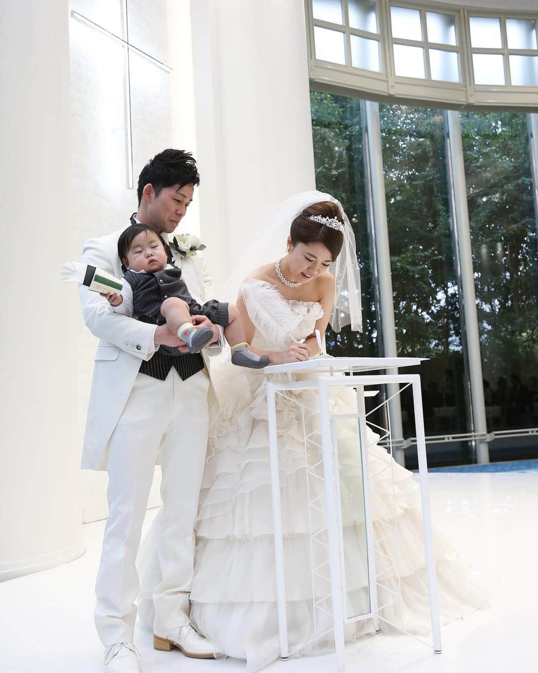 家族挙式さんのインスタグラム写真 - (家族挙式Instagram)「@kazoku_wedding をフォローして、 #家族挙式 でお写真を投稿してくださいね＊* . ------------------- お子さまと一緒にファミリー ウェディング＊* 大切なゲストさまの前で愛を誓いました＊* 会場名：リーガロイヤルホテル広島 ------------------- . ❁テレビCM放映中 ▹▸ ”家族挙式ベスト”なら 【挙式・衣裳・美容・写真】が含まれたプランが97,200円〜叶います＊ ▽予約はTOPのリンクから❁ >>> @kazoku_wedding ------------------- #家族挙式 #ベストアニバーサリー #家族 #Family #家族婚  #bestanniversary #少人数婚 #wedding #ウェディング #結婚式#フォトウェディング #プレ花嫁 #卒花 #日本中のプレ花嫁さんと繋がりたい #花嫁 #卒花嫁 #国内挙式  #結婚式準備 #weddingtbt #プラコレ#Dressy花嫁 #2019年春婚 #2019年夏婚 #2019年秋婚#2019年冬婚 #セントアクアチャペル #挙式  #リーガロイヤルホテル広島」3月16日 18時29分 - kazoku_wedding