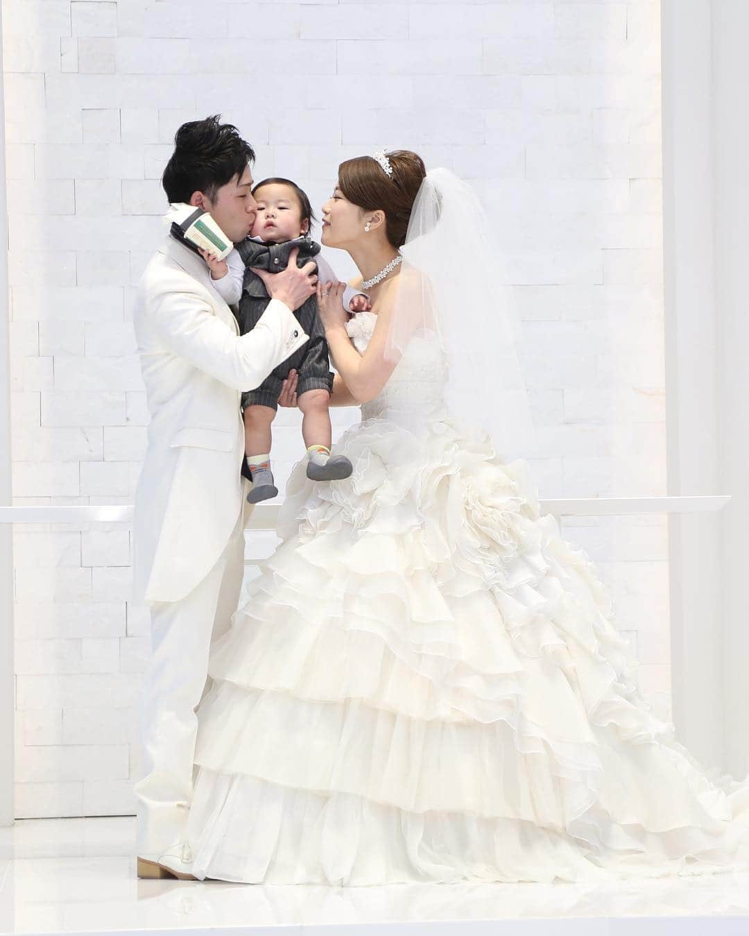 家族挙式さんのインスタグラム写真 - (家族挙式Instagram)「@kazoku_wedding をフォローして、 #家族挙式 でお写真を投稿してくださいね＊* . ------------------- お子さまと一緒にファミリー ウェディング＊* 大切なゲストさまの前で愛を誓いました＊* 会場名：リーガロイヤルホテル広島 ------------------- . ❁テレビCM放映中 ▹▸ ”家族挙式ベスト”なら 【挙式・衣裳・美容・写真】が含まれたプランが97,200円〜叶います＊ ▽予約はTOPのリンクから❁ >>> @kazoku_wedding ------------------- #家族挙式 #ベストアニバーサリー #家族 #Family #家族婚  #bestanniversary #少人数婚 #wedding #ウェディング #結婚式#フォトウェディング #プレ花嫁 #卒花 #日本中のプレ花嫁さんと繋がりたい #花嫁 #卒花嫁 #国内挙式  #結婚式準備 #weddingtbt #プラコレ#Dressy花嫁 #2019年春婚 #2019年夏婚 #2019年秋婚#2019年冬婚 #セントアクアチャペル #挙式  #リーガロイヤルホテル広島」3月16日 18時29分 - kazoku_wedding