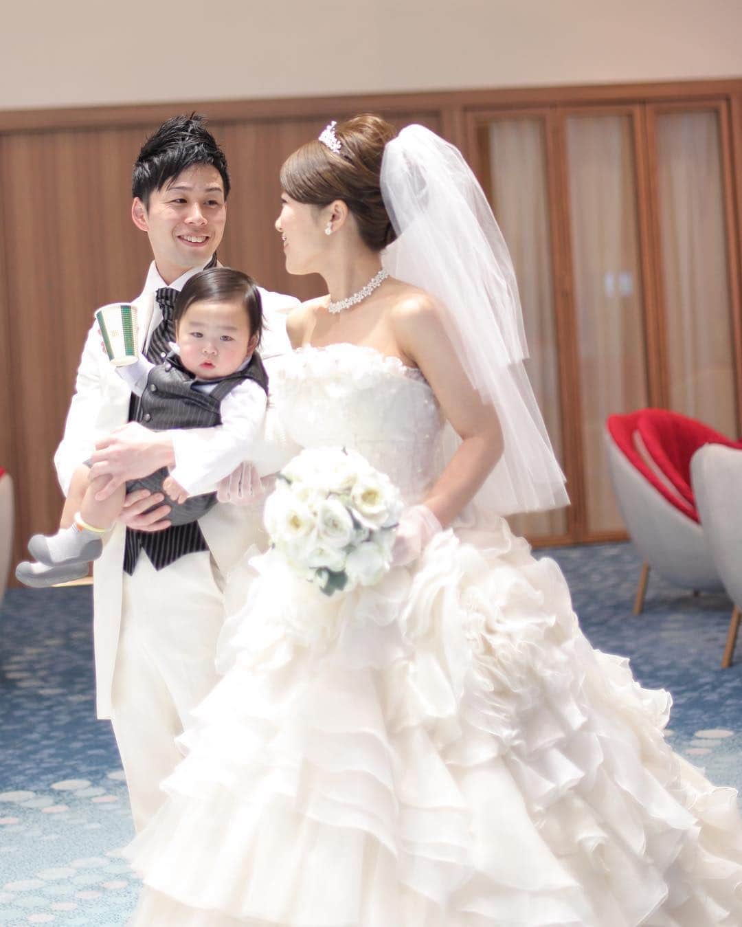 家族挙式さんのインスタグラム写真 - (家族挙式Instagram)「@kazoku_wedding をフォローして、 #家族挙式 でお写真を投稿してくださいね＊* . ------------------- お子さまと一緒にファミリー ウェディング＊* 大切なゲストさまの前で愛を誓いました＊* 会場名：リーガロイヤルホテル広島 ------------------- . ❁テレビCM放映中 ▹▸ ”家族挙式ベスト”なら 【挙式・衣裳・美容・写真】が含まれたプランが97,200円〜叶います＊ ▽予約はTOPのリンクから❁ >>> @kazoku_wedding ------------------- #家族挙式 #ベストアニバーサリー #家族 #Family #家族婚  #bestanniversary #少人数婚 #wedding #ウェディング #結婚式#フォトウェディング #プレ花嫁 #卒花 #日本中のプレ花嫁さんと繋がりたい #花嫁 #卒花嫁 #国内挙式  #結婚式準備 #weddingtbt #プラコレ#Dressy花嫁 #2019年春婚 #2019年夏婚 #2019年秋婚#2019年冬婚 #セントアクアチャペル #挙式  #リーガロイヤルホテル広島」3月16日 18時29分 - kazoku_wedding