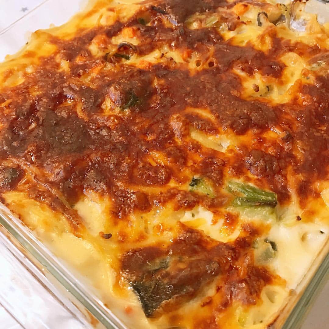 のインスタグラム：「残ったパスタも入れちゃえ〜🤗タラと野菜たっぷりマカロニグラタン🎶 モッツアレラチーズ🧀が良く焼けて食欲そそられます🤤♡ 今日も風が冷たくて頭にしみたなぁ🌪あったかいのが食べたくなるのだ🌼 #グラタン #gratin #佐藤康恵 #japan #mama #さとうやすえ #二児の母 #dinner #homemade」