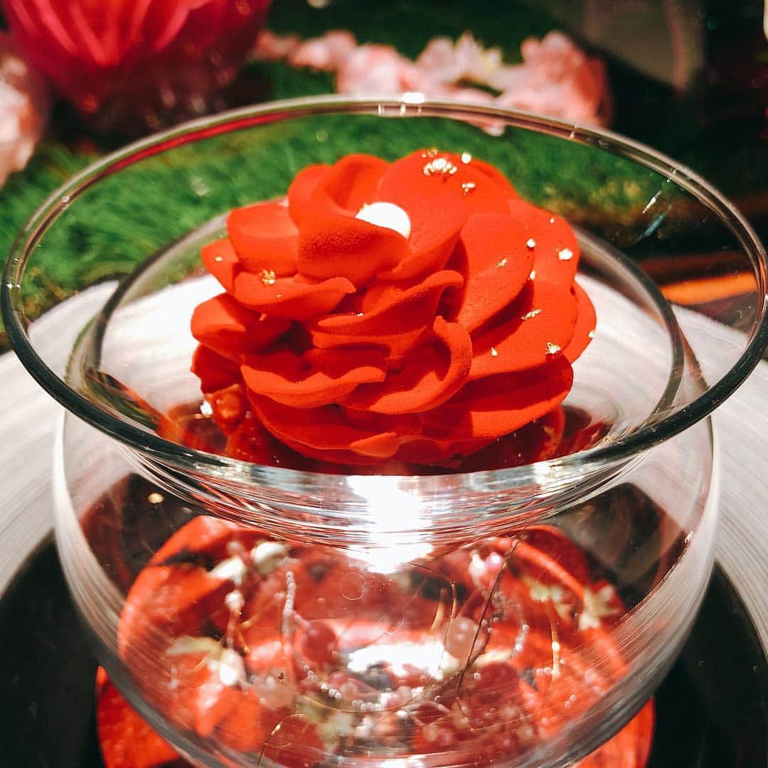 里井真由美さんのインスタグラム写真 - (里井真由美Instagram)「軽やかな苺のムース🍓牡丹の花に見立てられ、シャンパーニュ テタンジェとともに🍓😊 ・ ・ 花びらがベルベット生地みたいな質感で、→2枚め)下にいちごシャンパーニュが敷きつめられてます。 →5枚め動画)濃厚なバニラ、シャンパーニュの香りがたまりません ・ ・ 六本木の人気フレンチ「ラトリエ ドゥ ジョエル ロブション」での限定スイーツ♥️🇫🇷🍓✨🍓✨至福〜♥️ ・ ・ #フレンチ#ジョエルロブション #六本木#里井真由美#1級フードアナリスト里井真由美 ##いちご#イチゴ#いちごスイーツ#苺#いちごショートケーキ#いちごショート#ケーキ#いちごのショートケーキ#ショートケーキ#ケーキ#いちご🍓#🍓#パリとわたし #フランス観光開発機構」3月16日 18時38分 - mayumi.satoi