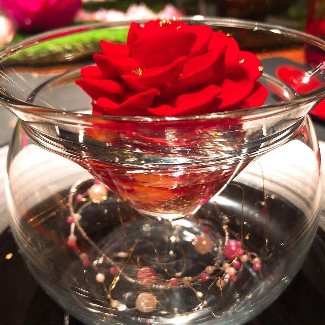里井真由美さんのインスタグラム写真 - (里井真由美Instagram)「軽やかな苺のムース🍓牡丹の花に見立てられ、シャンパーニュ テタンジェとともに🍓😊 ・ ・ 花びらがベルベット生地みたいな質感で、→2枚め)下にいちごシャンパーニュが敷きつめられてます。 →5枚め動画)濃厚なバニラ、シャンパーニュの香りがたまりません ・ ・ 六本木の人気フレンチ「ラトリエ ドゥ ジョエル ロブション」での限定スイーツ♥️🇫🇷🍓✨🍓✨至福〜♥️ ・ ・ #フレンチ#ジョエルロブション #六本木#里井真由美#1級フードアナリスト里井真由美 ##いちご#イチゴ#いちごスイーツ#苺#いちごショートケーキ#いちごショート#ケーキ#いちごのショートケーキ#ショートケーキ#ケーキ#いちご🍓#🍓#パリとわたし #フランス観光開発機構」3月16日 18時38分 - mayumi.satoi