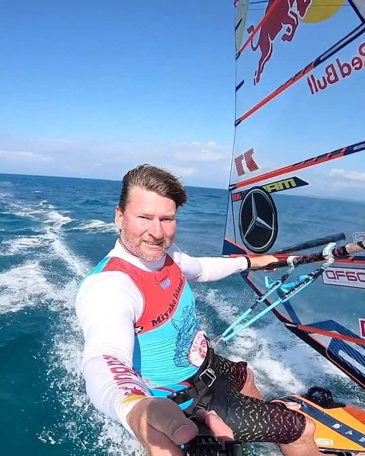 のインスタグラム：「"If I go without windsurfing for more than one day, I get itchy" - @bjorndunkerbeck @redbull_surfing #surfing #windsurfing #redbull」