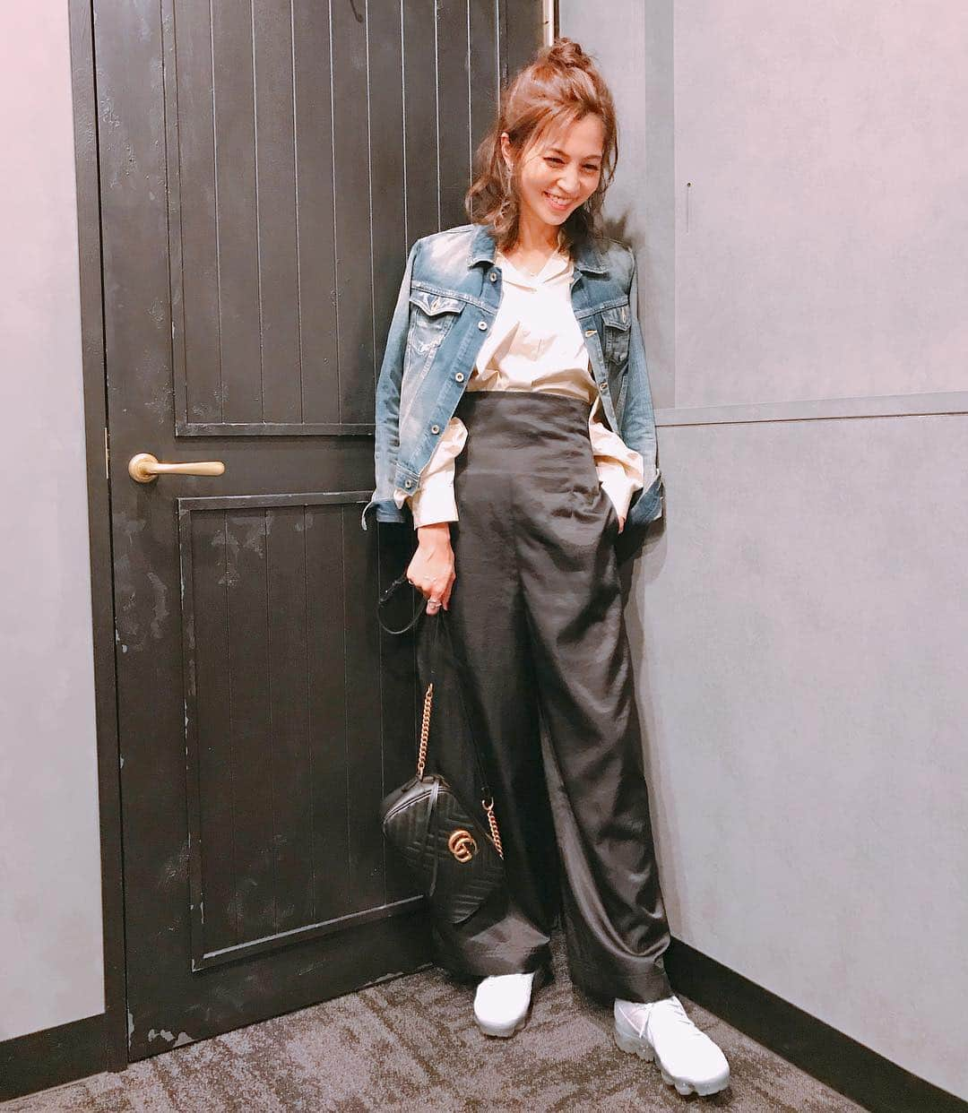 安田美沙子さんのインスタグラム写真 - (安田美沙子Instagram)「こないだの私服❤️ NIKEのvapormax履いてみた。 もうあたたかいと思いきや、寒かったからか顔色が悪いと言われ、大好きなチョコファッションを食べて元気モリモリ✨ . . 時間が空くと結局なにかを詰め込んでしまう性分なので、脳に糖分が足りてなさそう。笑 チョコがないとやっていけない。笑  #instagood #ootd #wear #みさこファッション #greed #florent #victim #nike #gucci」3月16日 18時34分 - yasuda_misako