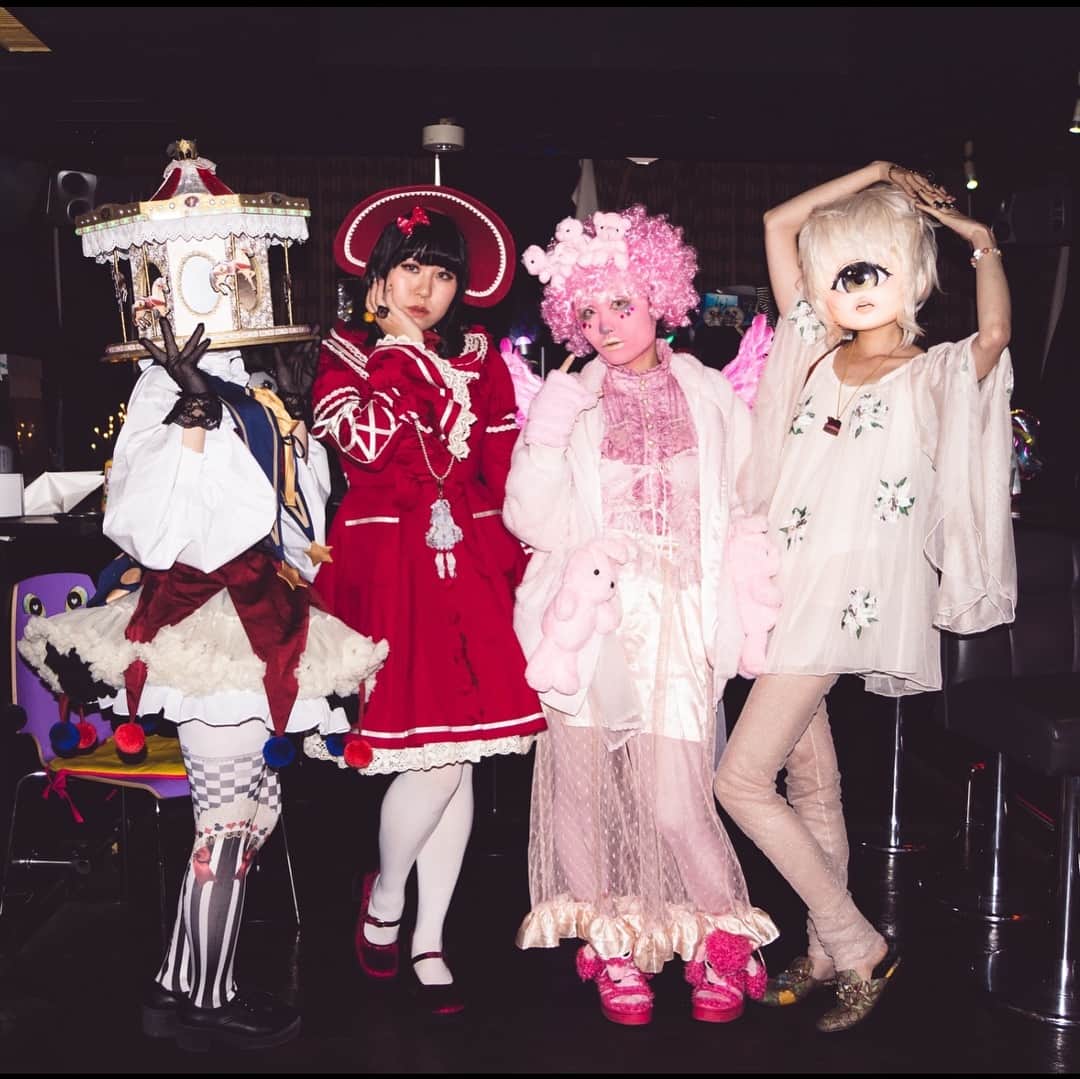 のインスタグラム：「カワイイカルト7のスナップ写真UPしました！🌹 photographer: @manimanium . https://bit.ly/2JhrQry . 今までご自身の写真鬼探しづらかったと思うので今回からFacebookアルバムにしてみました。URLからご覧ください。 インスタには3人以上映ってる写真を抜粋して◎ . #カワイイカルト #kawaiicultv」