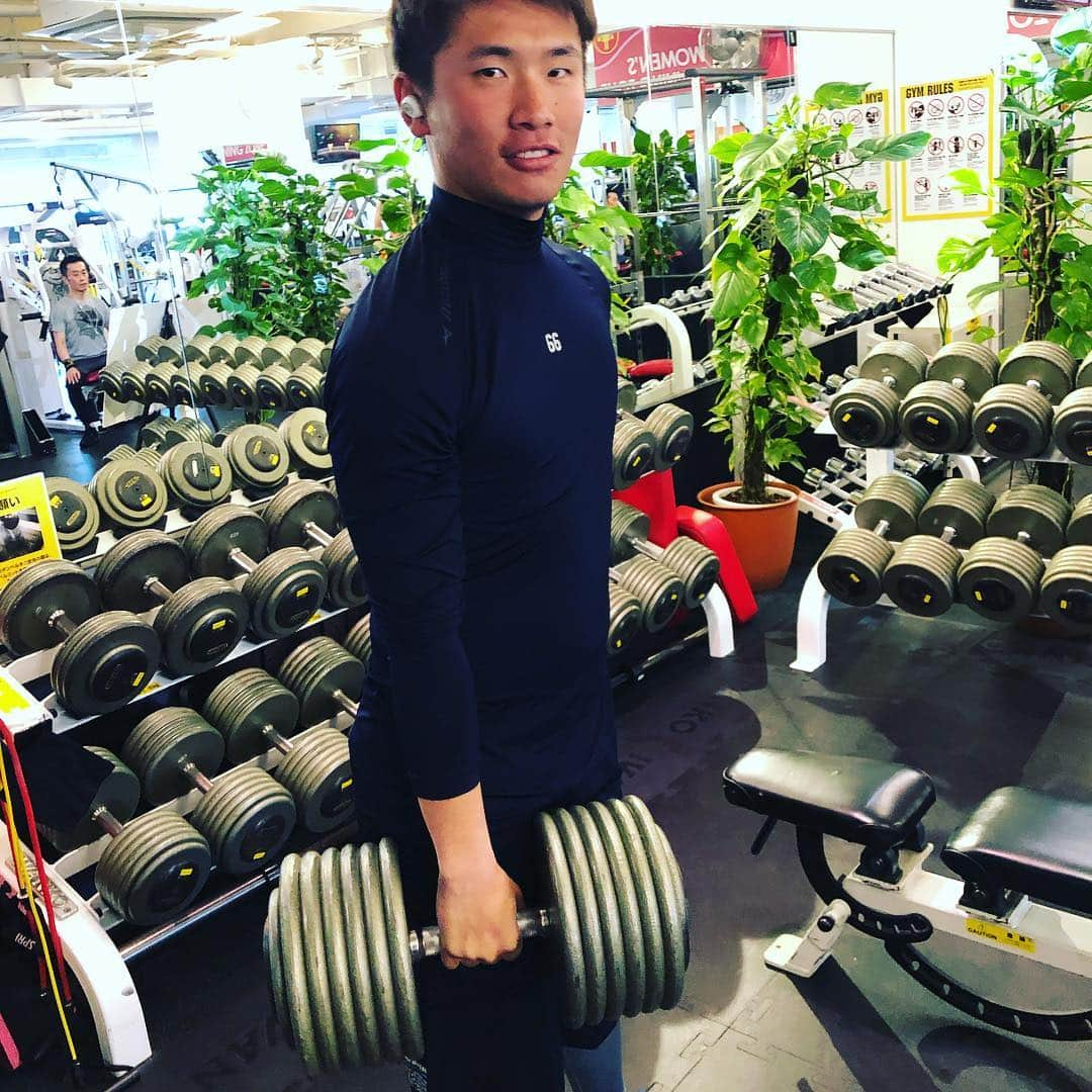 鈴木優さんのインスタグラム写真 - (鈴木優Instagram)「ゴールドジムでウエイトしてきました💪💪 涼しい顔でウエイトをする吉田凌くん。  #ゴールドジム #第2の故郷名古屋  #吉田凌 #このダンベルの重さ #80キロ #エグ重い #本当は両手でも重い笑」3月16日 18時43分 - suzuqgram