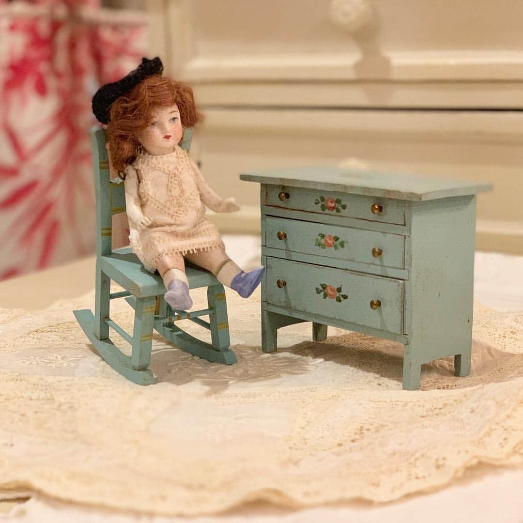 稚野鳥子さんのインスタグラム写真 - (稚野鳥子Instagram)「新しい家具を買ったの💕自分好みのお部屋にしていきます。 #ドールハウス #ビスクドール #ミニチュア家具 #dollhouse #miniatures #doll」3月16日 18時43分 - toricolore_shop