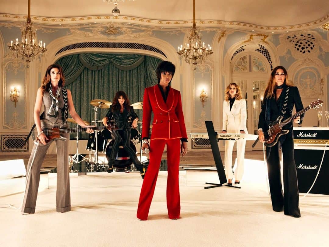 エドワード セクストンさんのインスタグラム写真 - (エドワード セクストンInstagram)「One of our proudest moments. Dressing not one but five supermodels for Duran Duran’s ‘Girl Panic’ music video. Cream silk, grey flannel or cherry velvet - which suit would you choose? . #TheSextonLook #GirlPanic #DuranDuran #NaomiCampbell #CindyCrawford #EvaHerzigova #Couture #Tailoring #MadeInEngland」3月16日 18時45分 - edwardsexton