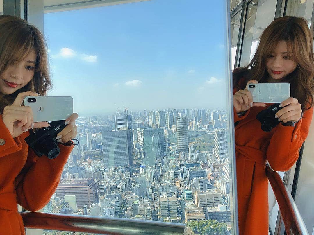 悠衣さんのインスタグラム写真 - (悠衣Instagram)「🗼 ・ この前 東京タワートップデッキツアー タイアップで参加する為に小学生ぶりに東京タワーに行ってきました！！ ・ さすが東京のシンボルいろんな国の方が観光に来てました🚶‍♀️ ・ このツアーの最初に スマホタイプの13言語対応音声ガイドシステムが配布されるので安心♡ ・ 150ｍのメインデッキを通って、 タワーギャラリー、ソフトドリンクやフォトカード撮影のサービスを受け、 いよいよ360度鏡張りの高さ250ｍのトップデッキへ✨ ・ 鏡張りだからすごく不思議な写真が撮れますよ📸🗼 今の時期は景色が綺麗♡ ・ 1人行動多めの私！今回も1人で行ってきました(写真もしっかり1人で撮ってもらったw）とっても楽しかった♡ #tokyotower_official #トップデッキツアー #topdecktour #tokyotower」3月16日 18時51分 - yu1_1987