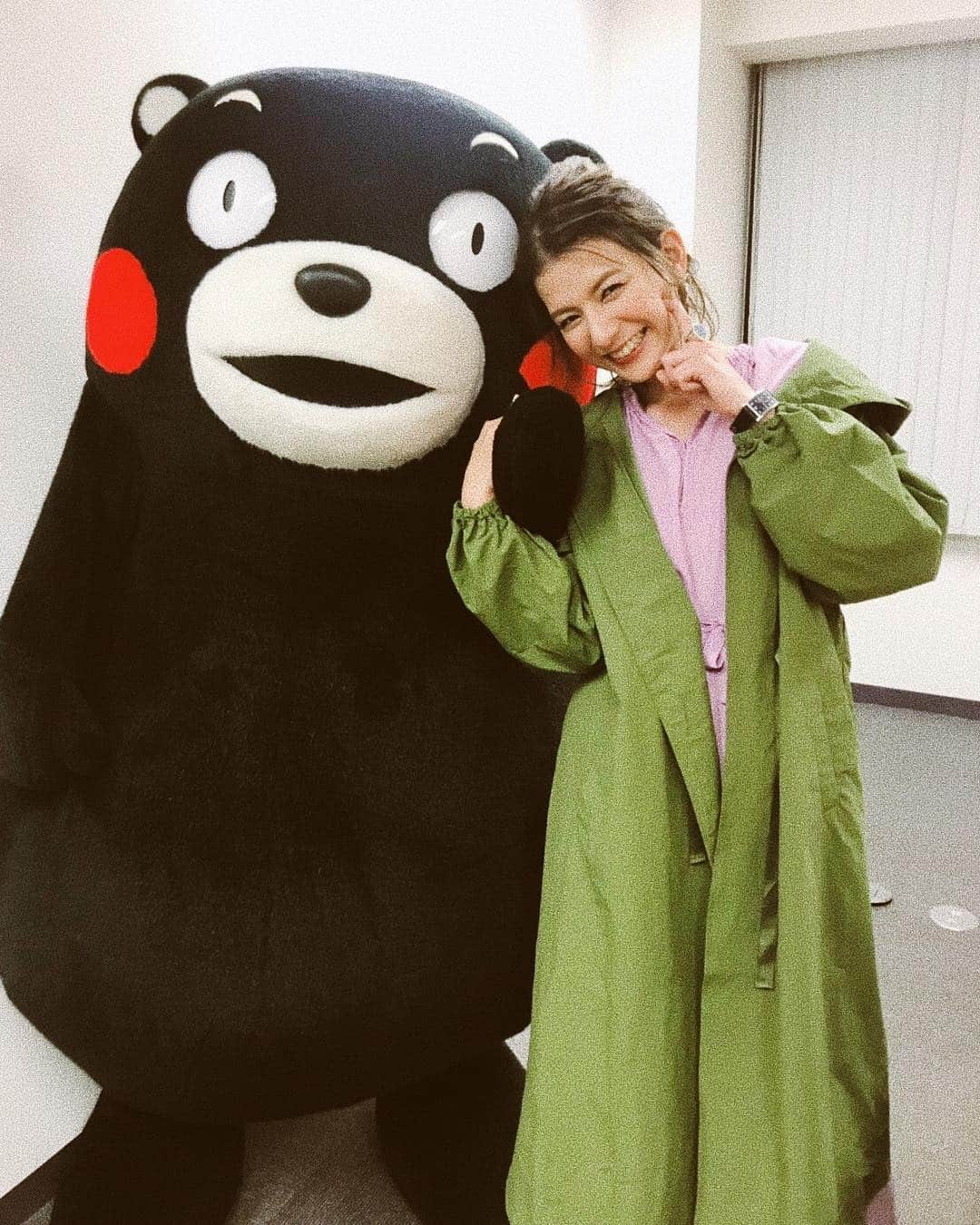 スザンヌさんのインスタグラム写真 - (スザンヌInstagram)「だーいすきなくまモン🐻﻿﻿ なんと事務所に来てくれた😂❤︎﻿﻿ ﻿﻿ ありがとうっ！！﻿﻿ ﻿﻿ くまモンのユーチューブ﻿ #くまモンTV に出演させてもらったよ😊🙏﻿ ﻿ クイズしたりわらしべくまモンしたり﻿楽しかったなぁ❤︎﻿﻿ ﻿﻿ ﻿ 今日着てる春アウター @reedit_official のだよ😍﻿﻿ ﻿﻿ ﻿ まだ寒くてこの上にボアブルゾンきてきたけど❤︎﻿ 2枚目📷が今日の私服。﻿ ﻿ ﻿ #詳しくは﻿ #wear更新﻿ #しますね」3月16日 18時51分 - suzanneeee1028