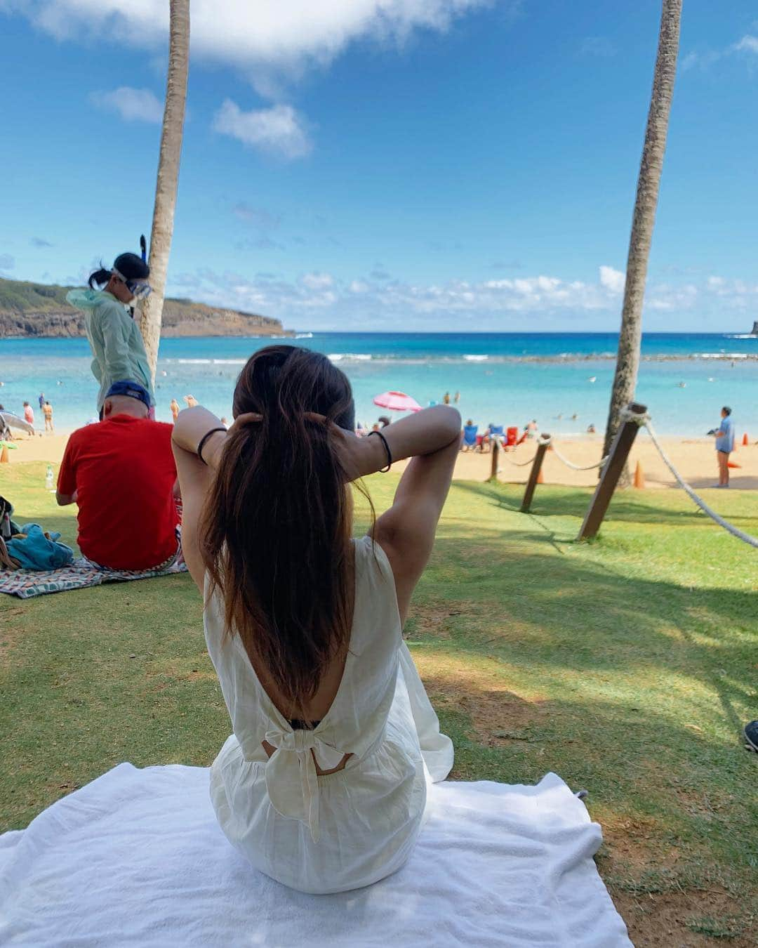 ヴァッツ美良さんのインスタグラム写真 - (ヴァッツ美良Instagram)「綺麗な海を眺めてると 時間があっという間に過ぎる。 気づいたら1時間くらいぼーっとしてた。 * ハナウマ湾にいく途中チャペルで日本人夫婦が結婚式を挙げてて ハワイでの挙式素敵だな〜って1人で考えてた😂💕 * * #ハワイ#ハワイ旅行#女子旅#ビーチ#ハナウマ#ハナウマ湾#ハナウマベイ」3月16日 18時52分 - miravats_06