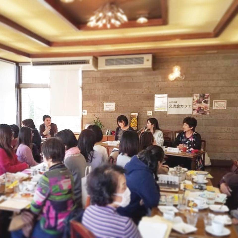 田村有紀さんのインスタグラム写真 - (田村有紀Instagram)「🤷‍♀️🤷‍♂️【人権そして女性の活躍】 本日は市のイベント、女性の活躍や社会進出などをメインテーマとした交流会のゲストとして登壇させていただきました😌 - ｢女性の活躍」とは言いますが、 ｢男性の活躍」とはいいませんね。 ということを知人が言っていました。 - さて。活躍とは？なにか。🤔 私のように表立って人様の前に立たせて頂くと、｢活躍してる感」は醸し出しやすいですが、それだけが活躍ではありません。 - ｢女性の活躍→女性はもっと活躍しなければならない」というのも違います。 - 活躍とは、結局は生き生きと生きていることや、選択の自由があることだと思っています。 - ｢専業主婦なので…」とおっしゃる方がいました。専業主婦って立派な活躍！大仕事！子育てだってそうです。 - 私のように割と自由にスケジュールを決められるのと違い、子育ての場合は他人（というかこども）のスケジュールで動かないと行けなかったりもするので、それはそれは大変なこと。ゆっくりお手洗いにも行けないですからね。24時間365日フル出勤のようなものです。しかも命に関わる。 - なにより、職人というわたしの仕事と同じで｢孤独」を感じやすい。 - - 孤独というのは人間1番良くないと思っています。 - もちろん、何かに必ず属して仲間が沢山いなくてはならない！というのも違うと思っています。私はどちらかと言うと集団行動は苦手です。 - でも人様とお話したりコミュニケーションを撮ることは大好きです。 - 要はバランスで、縛られて窮屈が1番良くない。選べないのも良くない。知識がないのも良くない。 - 男が偉い！女が偉い！とかくだらない議論はどうでもよくて、 どちらも人として尊重し合うのはもちろん、色々知って選択をしていったり、変な言い方ですが都合良く参加出来るコミュニティがあったり、便利なものは利用出来るような知識や手段があったらいいな、共有出来たらいいな。と思うわけです。 - - …ということを話せたらいいなと思って参加させて頂きました。 😌💕 - 少しでもなにかのきっかけに慣れれば幸いです。 - なによりいろんな方の話や状況をお聞きできて素晴らしい機会でした。 - ありがとうございました✨✨ - - - #職人 #田村有紀 #太田ゆうき #田村七宝工芸 #田村七宝 #伝統工芸 #伝統工芸品 #尾張七宝 #ビューティージャパン  #ビューティージャパン東京 #beautyjapan #beautyjapantokyo #bj  @bjpn_official  @bj_tokyo_official1 #女性 #社会進出  #講演会 #イベント  #女性の自立  #selfie #selfie📷 #selfiegram #selfieaddict #selfiee #selfieday #自撮り写真 #自撮り #セルフィー #自撮り部」3月16日 19時04分 - tamurayuuki_
