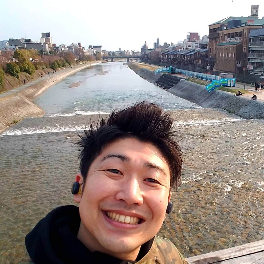 レイチェルのインスタグラム：「祇園花月の合間に、  チェル散歩してきましたよ。  鴨川の橋の上で撮りましたよ。  やっぱり京都の町並みは『和』の雰囲気が漂っていてホンマに大好き。  ただ、  この時、僕のイヤホンからはゴリゴリの洋楽HIPHOPが流れてましたよ。  ふぁーんーきぃーーーーー！！！！！😁😁😁😁💨💨💨💨💨🎶🎶🎶🎶🎶✨✨✨✨✨」