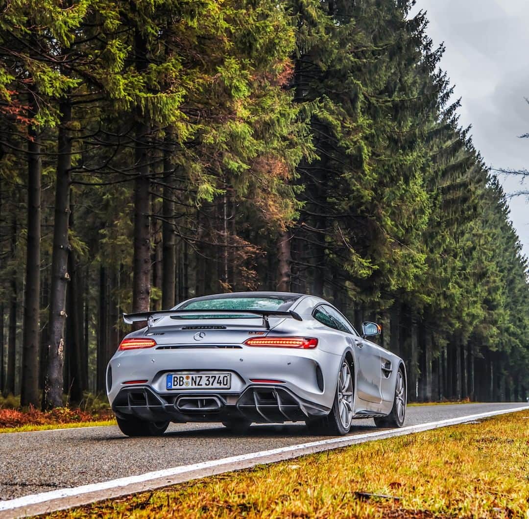 Mercedes AMGさんのインスタグラム写真 - (Mercedes AMGInstagram)「[Fuel consumption combined: 12.4 l/100km | CO2 emissions combined: 284 g/km]  There's nothing like staring down the open road in the Mercedes-AMG GT R.  Photos: @BasFransenPhotography for #MBsocialcar  #MercedesAMG #DrivingPerformance #GTR」3月16日 19時00分 - mercedesamg