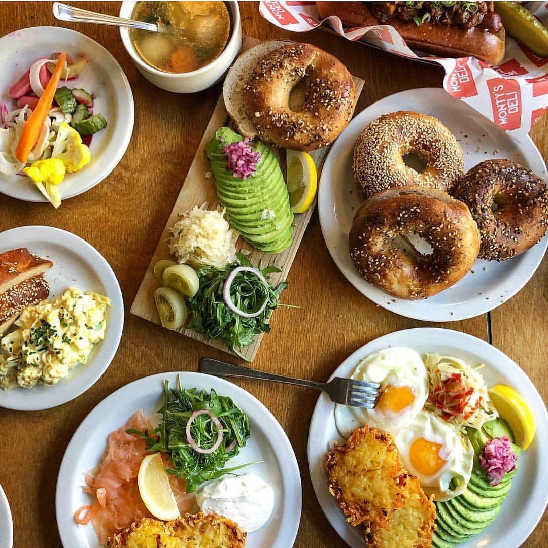 @LONDON | TAG #THISISLONDONさんのインスタグラム写真 - (@LONDON | TAG #THISISLONDONInstagram)「TAG your brunch crew! 👇🏼👇🏼 @felicityspector says... Trying out the new all day all week brunch menu at the fabulous @montys_deli #Hoxton - all the bagels, all the smoked salmon, all the eggs, all the time. 🤣🤷🏼‍♂️ Latkes as standard. I’ve been an enthusiastic supporter of Montys ever since that very first street stall selling sandwiches and chopped liver and I’m so thrilled they’re doing so well! Thank you for the wonderful brunch! 🥯🍳🌿🌟🥯💥😊 // #thisislondon #london #invite #londonfood」3月16日 19時02分 - london