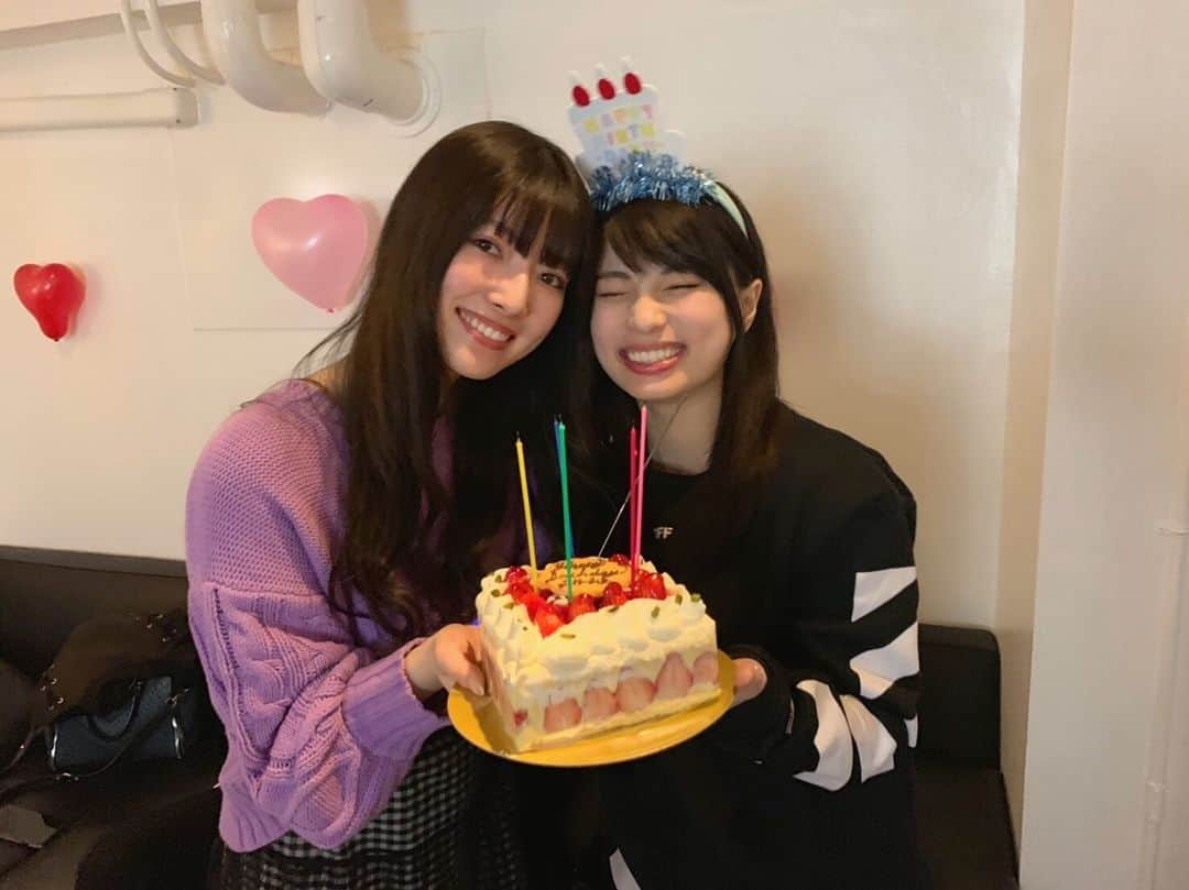 日下部美愛さんのインスタグラム写真 - (日下部美愛Instagram)「. この前、誕生日パーティーしてもらったんだ！ 去年共演したちんはるとゆうきちゃんに、 2月誕生日だった真野ちゃんと合同でお祝いしてもらったの〜 ちんはるはテーブルアートしてくれたの😭 こういうの初めてだったからめちゃめちゃ嬉しかったし、いつの間にか会計終わっててイケメンだったー。 後からゆうきちゃんも合流してケーキとプレゼントもらって たくさんお祝いしてもらえて幸せでした。 自分は友達少ないと思ってたんだけど、今年はいろんな方々にお祝いしてもらえて幸せ！！ 共演してこんなに仲良くなると思わなかったなあ みんな年バラバラだし性格も全く違うけどめちゃめちゃ仲良しだし 相談したら考えてくれて、頼れる仲間です。いつもありがとう。 #birthday #photo #japan #model #me #code #fashion #makeup #followme #instagood #camera #instadaily #dailylook」3月16日 19時13分 - miakusakabe_official