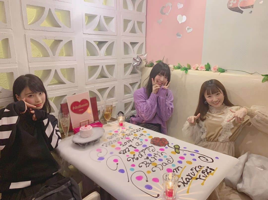 のインスタグラム：「. この前、誕生日パーティーしてもらったんだ！ 去年共演したちんはるとゆうきちゃんに、 2月誕生日だった真野ちゃんと合同でお祝いしてもらったの〜 ちんはるはテーブルアートしてくれたの😭 こういうの初めてだったからめちゃめちゃ嬉しかったし、いつの間にか会計終わっててイケメンだったー。 後からゆうきちゃんも合流してケーキとプレゼントもらって たくさんお祝いしてもらえて幸せでした。 自分は友達少ないと思ってたんだけど、今年はいろんな方々にお祝いしてもらえて幸せ！！ 共演してこんなに仲良くなると思わなかったなあ みんな年バラバラだし性格も全く違うけどめちゃめちゃ仲良しだし 相談したら考えてくれて、頼れる仲間です。いつもありがとう。 #birthday #photo #japan #model #me #code #fashion #makeup #followme #instagood #camera #instadaily #dailylook」