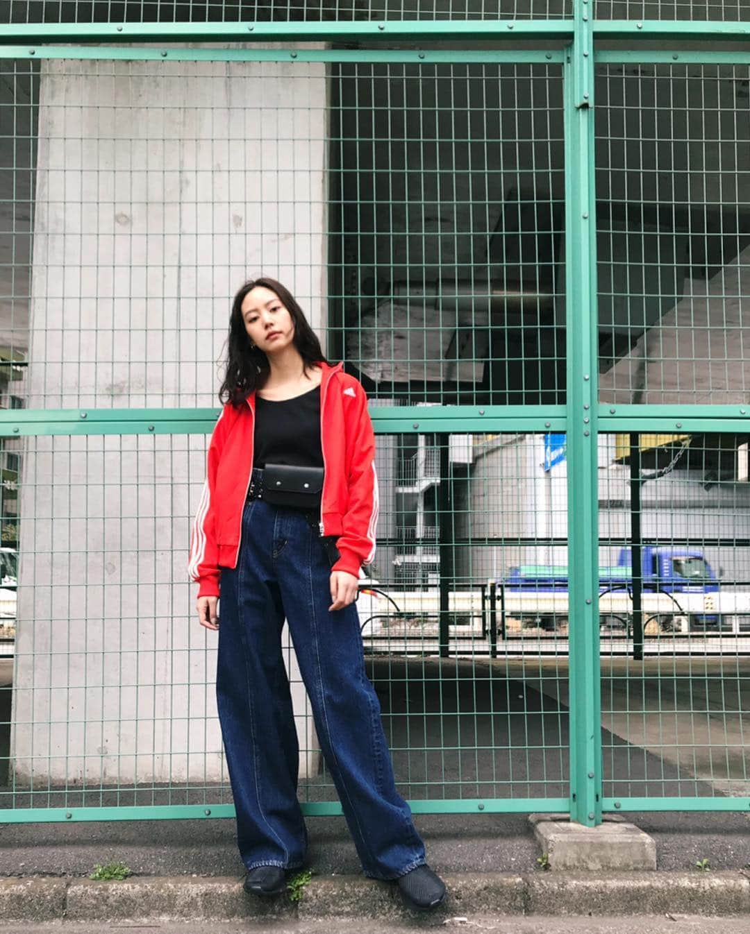 Shiho Sasakiさんのインスタグラム写真 - (Shiho SasakiInstagram)「@moussyofficial × @adidastokyo  のトラックジャケットをラフにdenimで合わせたよ👖 スニーカー履きたかったから、ハイウエストで脚長ーくみえるデニムでスタイリングしたのもポイント☝️ コーデの詳細はストーリーのリンクから飛べます✈️ #MOUSSY#MOUSSYSNAP#adidas_MOUSSY」3月16日 19時06分 - shihomurata0718