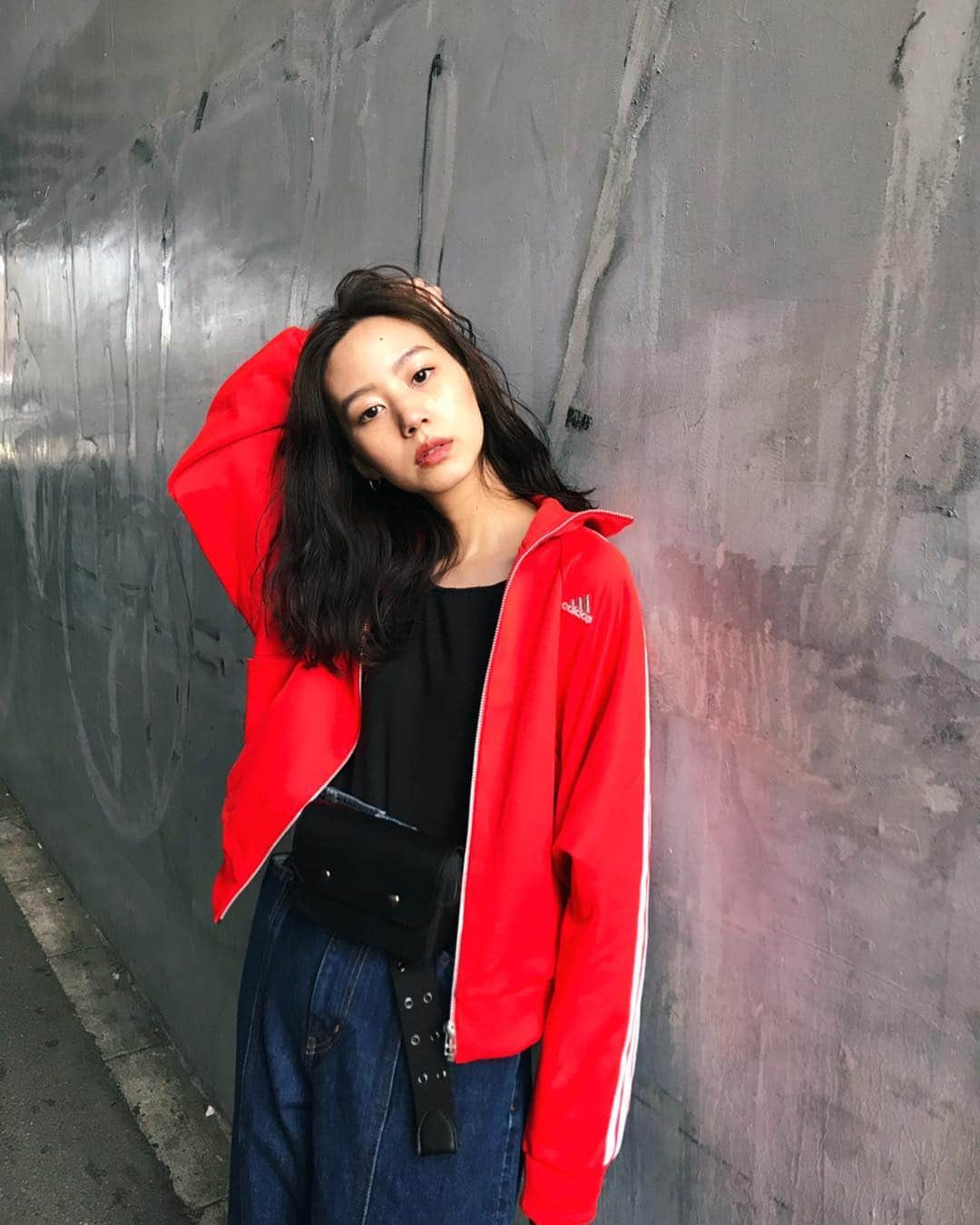 Shiho Sasakiのインスタグラム：「@moussyofficial × @adidastokyo  のトラックジャケットをラフにdenimで合わせたよ👖 スニーカー履きたかったから、ハイウエストで脚長ーくみえるデニムでスタイリングしたのもポイント☝️ コーデの詳細はストーリーのリンクから飛べます✈️ #MOUSSY#MOUSSYSNAP#adidas_MOUSSY」