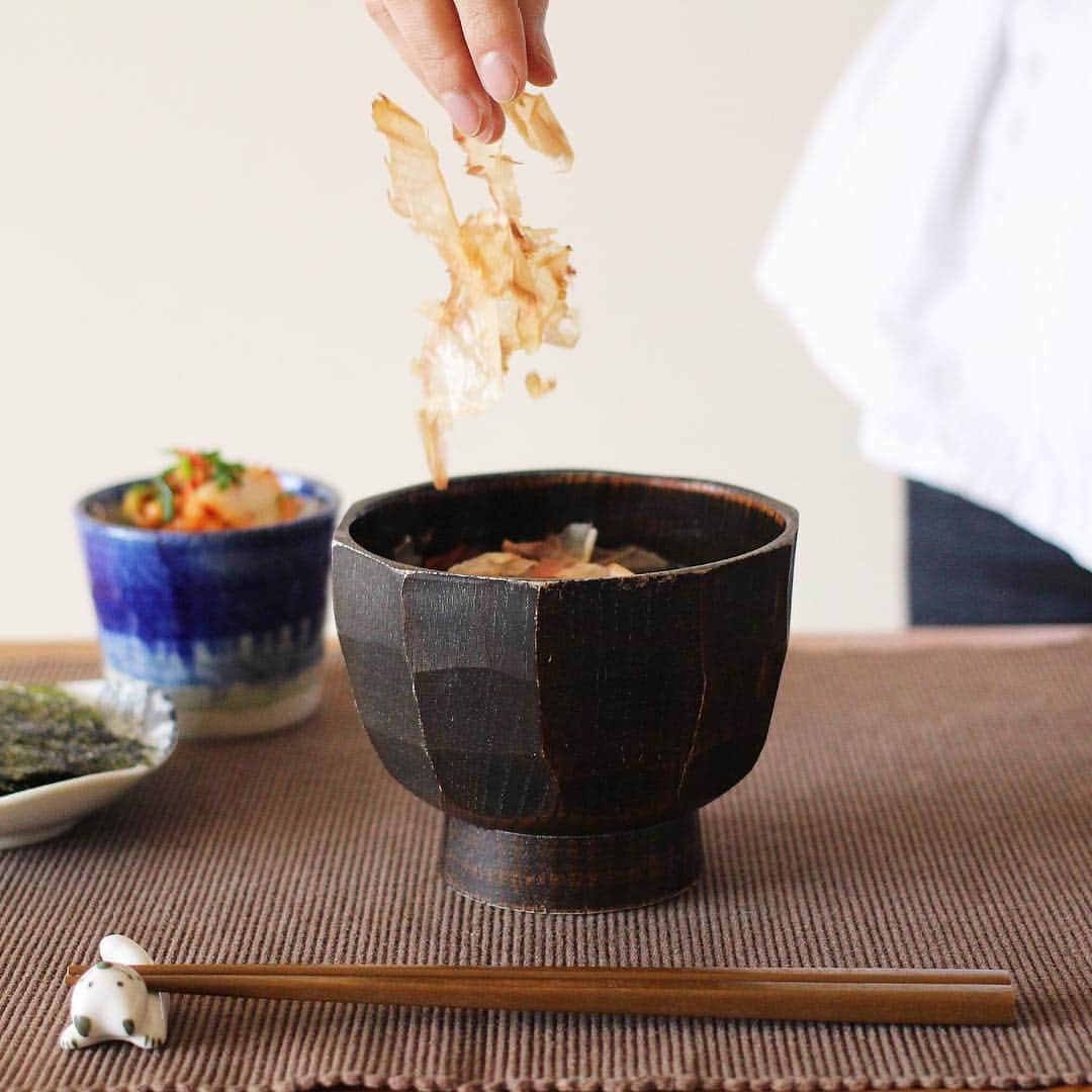 のインスタグラム：「my food diary😋 @kinarino_official . . この度、キナリノさんのアプリ限定記事にて私の食日記を掲載して頂きました😳 . キナリノサロン#006  連載-あの人は何食べてる？ キレイな人の食日記 . というコーナーです。 キナリノさんのアプリをダウンロードして読んで頂けたら嬉しいです^ ^ プロフィールのHPの中にもURL貼ってあります☝︎ . . モデルさんや、私も大好きな食のプロなどなど、錚々たるメンバーの食日記ばかりで、 私にお話し頂いた時は何かの間違いかなぁと思いました、、、w . . 私の一家は(特に母)昔から健康マニア。 これ身体に良いらしいって聞いたら直ぐに試す！ 青汁とかスムージーとか母が作ってくれて子供頃から大好物だし、緑茶は粉末にして粉も食べるみたいなw  そんな家庭で育ちました。  やっぱり今も染み付いてるのは、身体を意識する事。 でも無理しないで取り入れられる物じゃないと意味がないので、食日記にもそれが出てるかなと思いました。  忙しくても直ぐ作れる即席味噌汁や、めぐさん @megumi55t さんの越冬小松菜など、オススメも色々です🐰 . #sayokoskitchen  #kinarino #fooddiary #japanesefood #healthyfood #キナリノ #健康マニア #我が家の旬 #週末野心 #即席味噌汁 #丁寧な暮らし #北海道 #札幌 #越冬小松菜 #バースデープランナー #北海道生活」