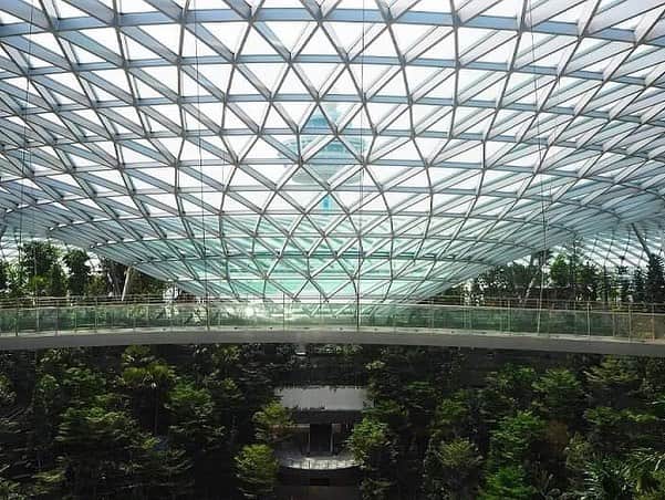 Vogue Taiwan Officialさんのインスタグラム写真 - (Vogue Taiwan OfficialInstagram)「#VogueTravel 新加坡將於4/17開幕全新生活時尚地標「星耀樟宜Jewel Changi Airport @jewelchangiairport 」，其坐落於新加坡樟宜機場的核心位置，以獨特玻璃屋頂以及鋼材外觀設計為亮點，占地13.7萬平方公尺，全館上下共有10層樓，將打造成多功能的生活時尚中心，不僅設計約40公尺的世界最高室內瀑布、世界級的休閒遊樂設施以及280多家特色品牌和餐飲商店、酒店以及一系列機場運營設施，讓時常往返世界各地的遊客或商務人士在旅行或轉機的同時可以有更多新鮮有趣的體驗。 📝Vogue Living Team  #新加坡 #樟宜機場 #singapore #changiairport #hotspot」3月16日 19時16分 - voguetaiwan