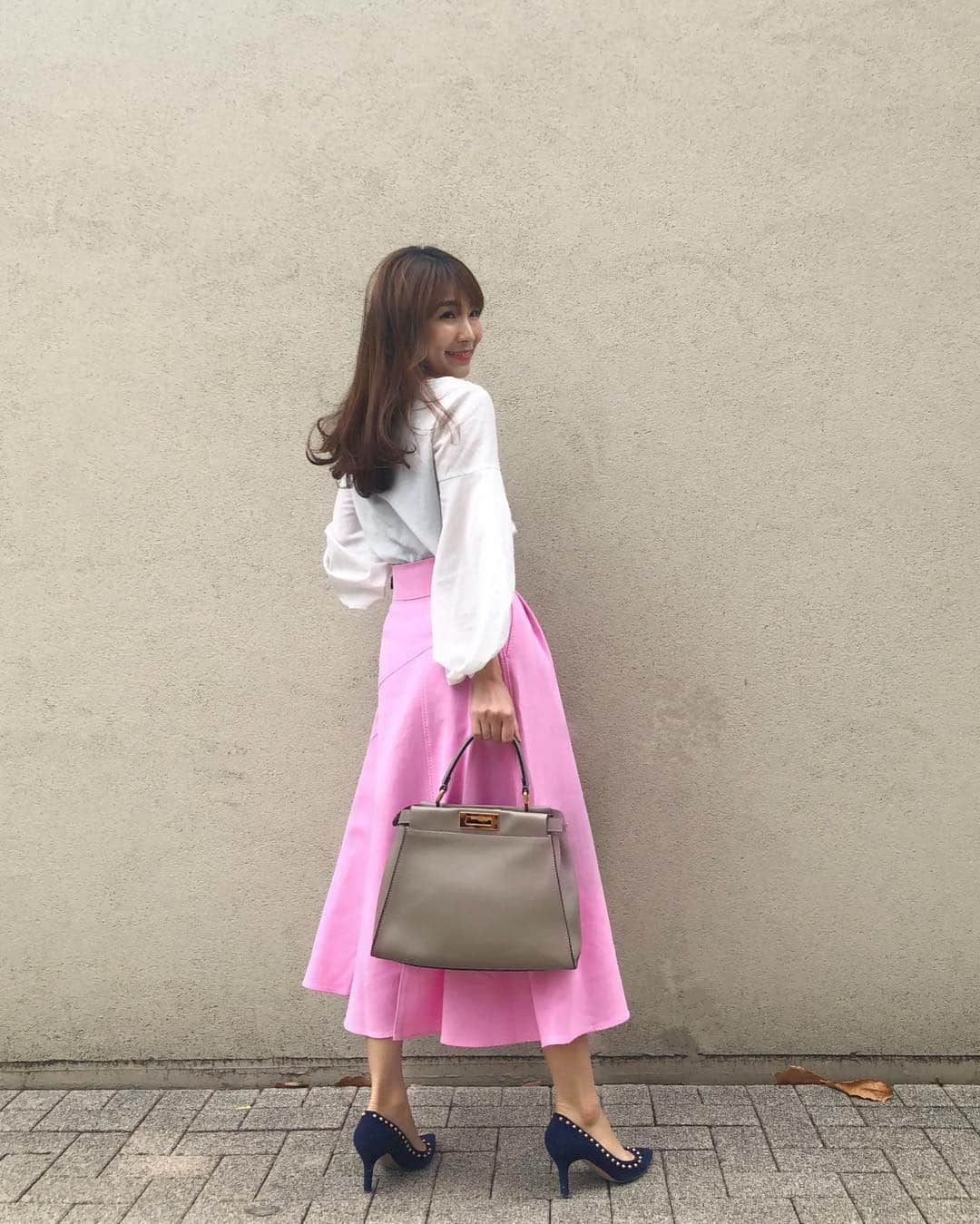 shizuka.watanabeさんのインスタグラム写真 - (shizuka.watanabeInstagram)「♡♡♡ ・ ・ 桜色コーデ🌸 ・ スカートはNEWoMANでpopupをやっている @lephil_official ♬ ・ ・ あのADOREの新しいラインだよー❤️ デザインが可愛くて細かいところにこだわっているのは流石です🙌❤️ ・ ・ popupは20日までだそうなので お早めに〜🌸 ・ ・ #lephil #adore #ルフィル #アドーア #fendi #fendibag #fendipeekaboo #frayid  #pellico #오오티디 #옷스타그램 #데일리록」3月16日 19時17分 - shizuka.watanabe