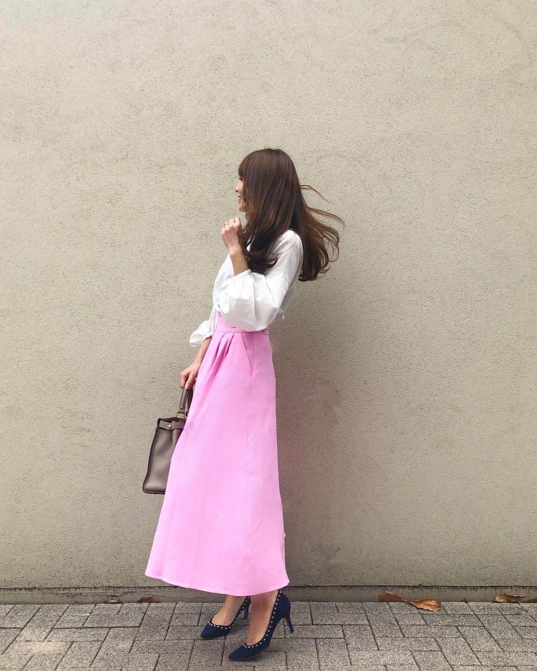 shizuka.watanabeさんのインスタグラム写真 - (shizuka.watanabeInstagram)「♡♡♡ ・ ・ 桜色コーデ🌸 ・ スカートはNEWoMANでpopupをやっている @lephil_official ♬ ・ ・ あのADOREの新しいラインだよー❤️ デザインが可愛くて細かいところにこだわっているのは流石です🙌❤️ ・ ・ popupは20日までだそうなので お早めに〜🌸 ・ ・ #lephil #adore #ルフィル #アドーア #fendi #fendibag #fendipeekaboo #frayid  #pellico #오오티디 #옷스타그램 #데일리록」3月16日 19時17分 - shizuka.watanabe