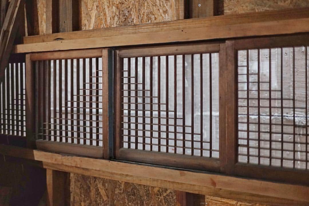 言身寸 in Tainan, Taiwanさんのインスタグラム写真 - (言身寸 in Tainan, TaiwanInstagram)「工地參訪  文化、歷史、故事該用什麼方式保存、傳承  #民宅修復 前棟水泥造90年、木造105年 - #看不見的城市 / #籠流連 - 2019.3.16 #taiwan #taichung #台灣 #台湾 #台中 #写真 #vsco #vscocam #vscotaiwan #vscoTW #vscotaichung #ig_streetphotography #iseetaiwan #taiwan_streetphotography #Streets_Vision #sonya7ii #Loxia35」3月16日 19時20分 - kukud83