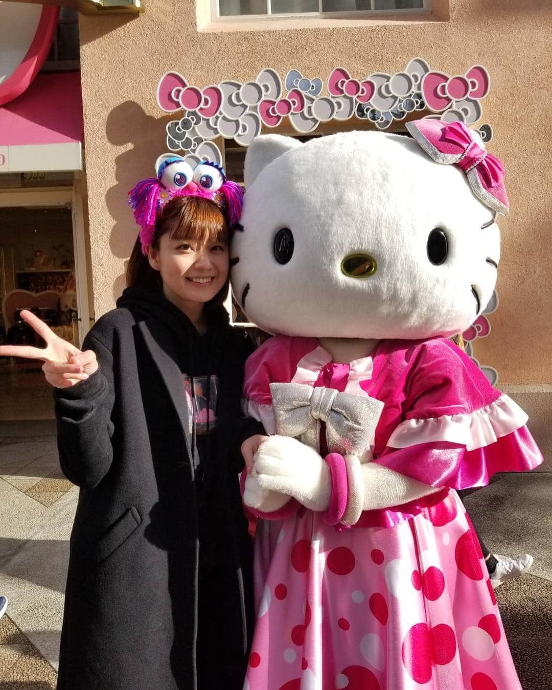 のインスタグラム：「24歳最終日。  えっ！もう！？もう25ちゃいになっちゃうの！？って感じなんだけど、過去を振り返ってもあれなので未来の話をすると、 25歳、私にとって大切な数字で、それはなぜかというと、このお仕事を初めて10年目に到達するということなんですねー！！！！！！ 芸歴10周年ということですね。  記念すべき年なのかなあって。 いろんな事だらけな10年間ですけど、とにかくいま人生が楽しいです。 ここまでやってきてよかったなって思うことだらけで、 だから25歳の自分がどんな時間を過ごしていくのか、自分のことだけどすごい楽しみ。  ばいばい24歳の自分！！！！！ありがとうな！！！！！！！！！！！！！！！ 写真は、キティさんとです。 ユニバ行ったよんユニバ。  #キティちゃん #キティさん #キティ #キティーちゃん #キティ活 #キティまん #きてぃ #ゲシュタルト崩壊 #ユニバ #ユニバーサルスタジオジャパン #usj #大阪 #birthday」
