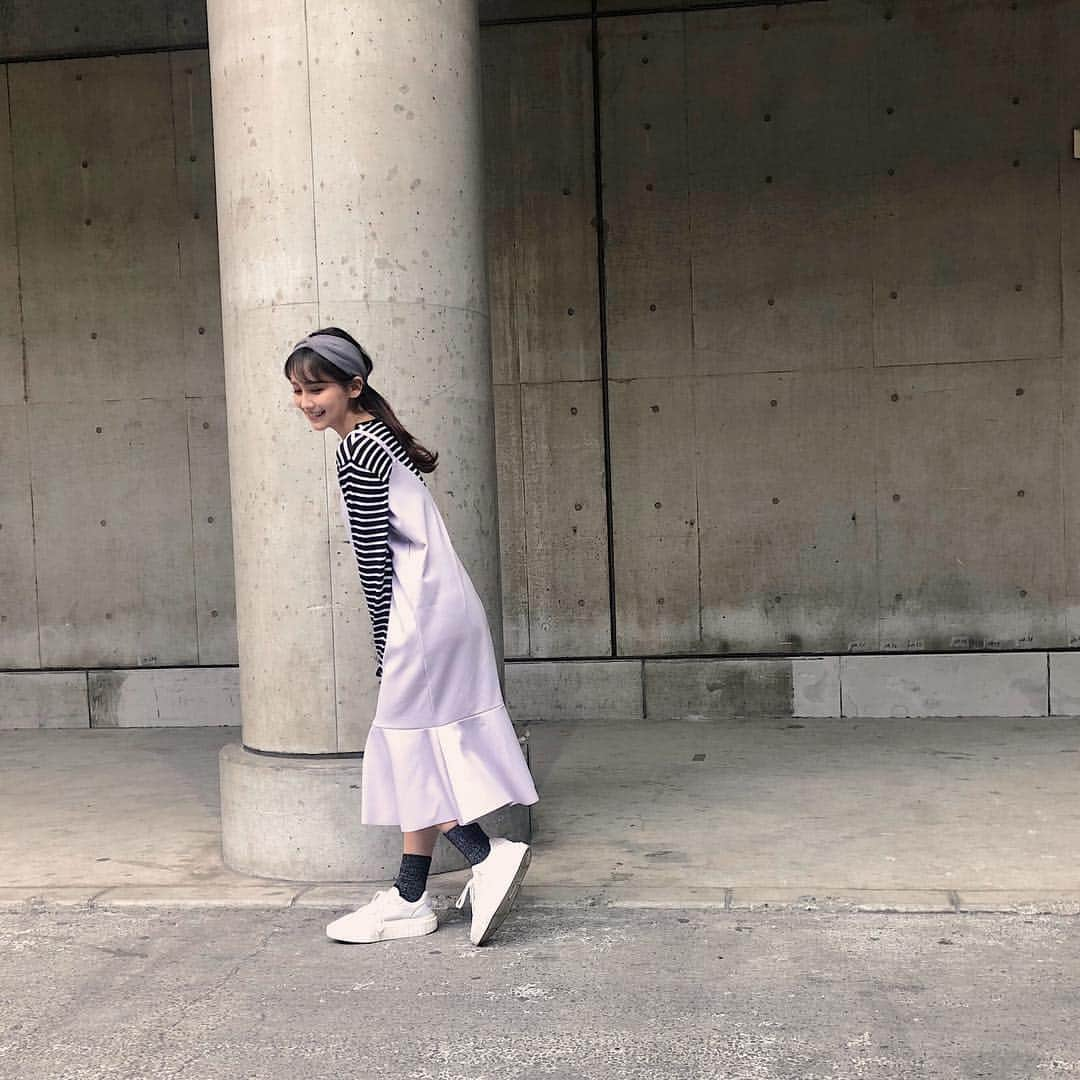 小嶋真子さんのインスタグラム写真 - (小嶋真子Instagram)「春服〜💐❤︎ パープルのワンピースお気に入りです☺︎ 本当はボーダーを白ベースにしたかったのだけど ここだけの話、朝見つからなくて諦めた←んふ でも黒も案外ありかも🥰パープルは意外となんでも合う♡ ドットでも白teeでも可愛いなぁ...いっぱい着まわそう! ブランドはタグ付けしています🏷🐤 . 皆さん春に狙っているものはありますか？ 男女問わずあれば是非教えてください...♩」3月16日 19時38分 - makochan_2525