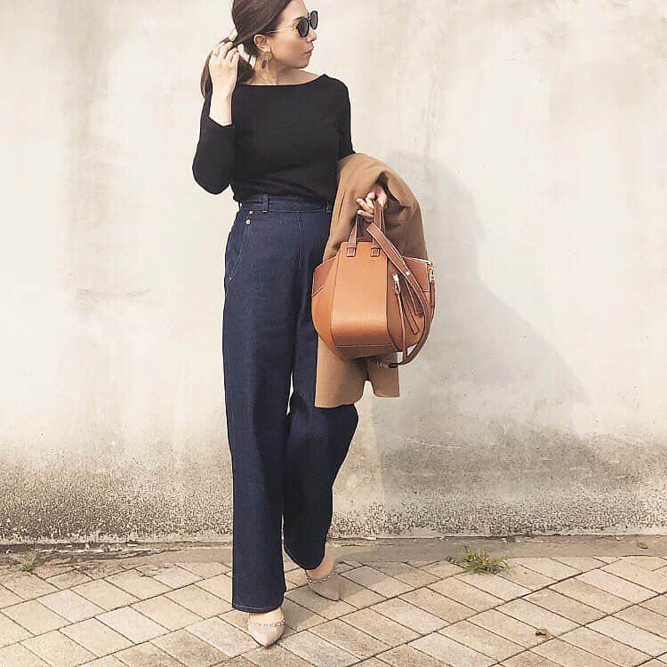 のインスタグラム：「#outfitoftheday  今日は真冬の気温だって言ってたから ウールのコート着て出たのに そんなに寒くはなかったし… 雨予報だったのに雨は全く降らず。 ・ ・ いい方向に天気予報が外れた今日のコーデ。 こんなにお天気良かったのなら、 出番待ちしてる春服着れば良かったな〜🤔🌷🌷🌷 ・ ・ tops：#auralee × #iena  #オーラリー × #イエナ denim：#redcardtokyo #レッドカード bag：#loewe #ロエベ shoes：#pellico #ペリーコ ・ ・ ・」