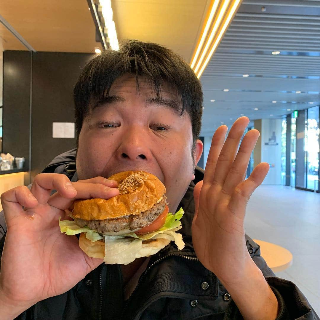 西川晃啓さんのインスタグラム写真 - (西川晃啓Instagram)「気絶バーガー  肉汁がいっぱい出てきて気絶 #あるある探検隊#レギュラー#気絶#気絶の日々#ギャグ#ハンバーガー#神宮球場#向かい#スタジアムカフェ#ランチ#でかい#口#入らない#肉汁#いっぱい#美味」3月16日 19時34分 - kizetu