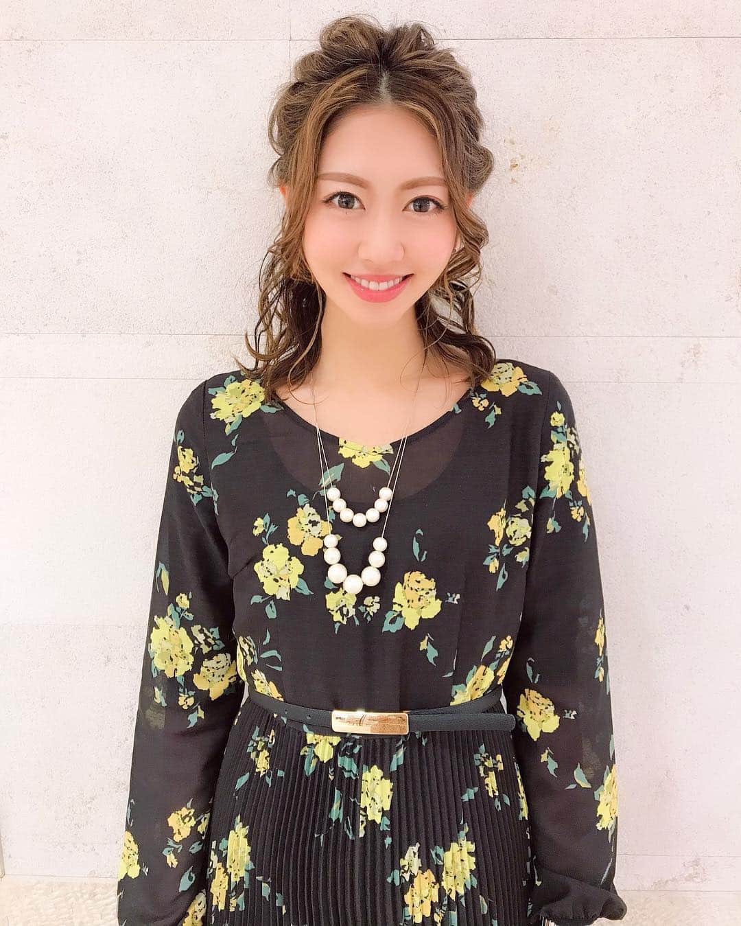 小山ひかるさんのインスタグラム写真 - (小山ひかるInstagram)「二次会のヘアアレンジ💇‍♀️💕 . ハーフアップのウェーブヘアが 私は大好きなの😚✨笑 . 横山さんいつもありがとう😊💓 行ってきま〜す♪♪ . . #ヘアアレンジ #ヘアスタイル #hair #hairstyle #hairarrange #ハーフアップ #ウェーブヘア #ミディアム #ロング #halfup #wavehair #mediumhairstyles #ミディアムヘア #kakimotoarms #kakimotoarmsfutakotamagawa #カキモトアームズ #カキモトアームズ二子玉川 #二子玉川 #いつもありがとう #happy #smile #結婚式 #二次会 #行ってきます #楽しみ」3月16日 19時36分 - hikaru_kym