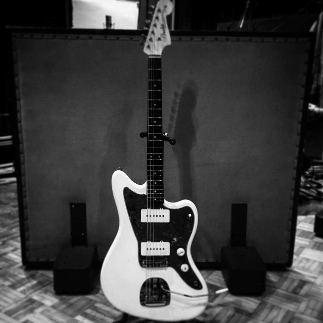 岩寺基晴さんのインスタグラム写真 - (岩寺基晴Instagram)「FenderJazzmasterが仲間になった。 御年58歳。 #guitar #fender #jazzmaster」3月16日 19時37分 - motoharuiwadera