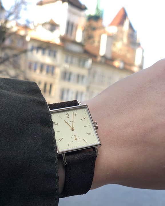 のインスタグラム：「Small watch, but what a pretty picture it makes—many thanks to @lukas.montoya for our wristshot of the week, featuring the stunning Tetra 27 karat! #nomos #nomostetra #watch #watches #watchesofinstagram #watchfam #watchmania #watchuseek #watchlove #watchlover #jewelry #clock #horology #timepiece #timepieces #wristwatch #mechanicalwatch」