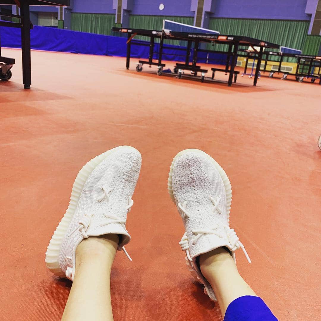 チョン・ジャーチーのインスタグラム：「Sunday training  #yeezy #kwas #tabletennis #cool #aftertraining #relax」