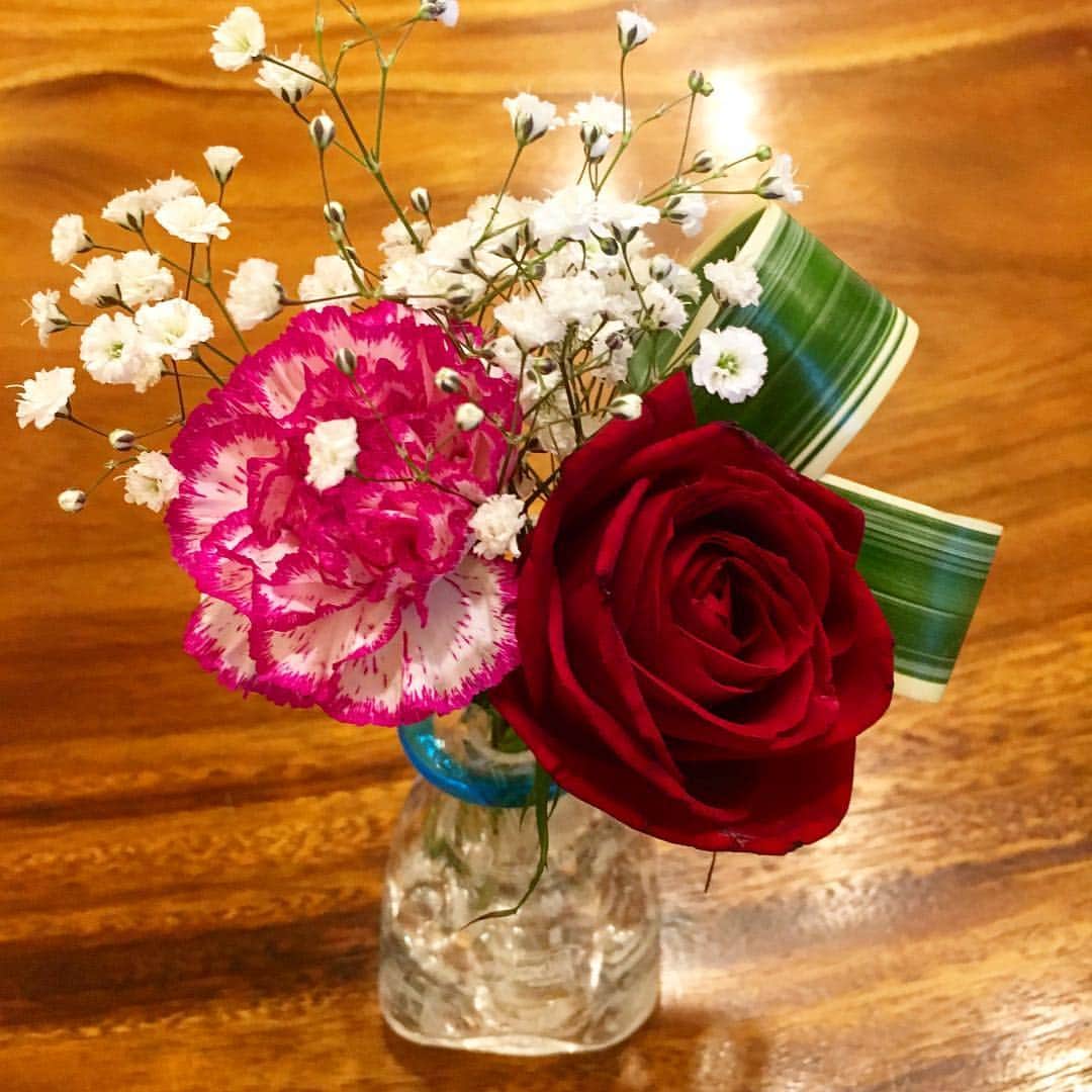 六車奈々さんのインスタグラム写真 - (六車奈々Instagram)「お花が大好きなせりーぬが選びました^_^  食卓にお花があるのは良いね。  せりーぬが摘んできてくれたお花も、 お花屋さんで買ってきたお花も、 どちらも同じくらい綺麗^ - ^  #花のある暮らし #お花大好き」3月16日 19時43分 - nanarokusha