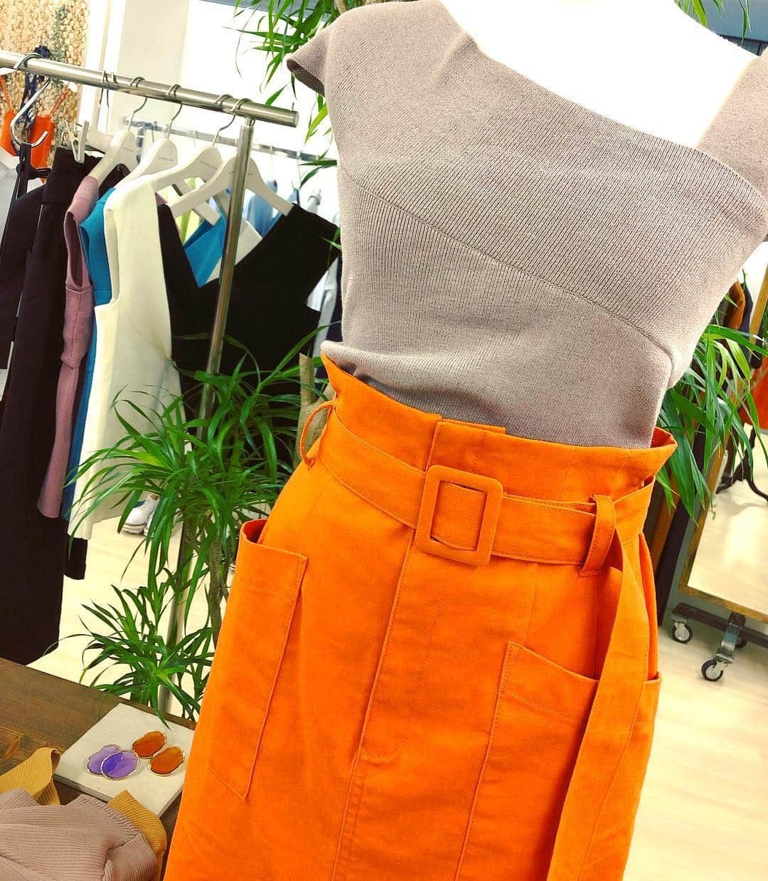 東條恭子さんのインスタグラム写真 - (東條恭子Instagram)「. UNRELISH 2019 S/S新作展示会へ🧡 普段使いしやすいカジュアルスタイルを提案しつつ、チラッと肌見せでレディも叶えてくれるアンレリッシュ☀️ それにしてもオレンジって今回初めて着てみた気が…! 思っていたよりずっと可愛くて今後ハマりそうっ😆✨ . . #unrelish #fashion #ootd #outfit #code #coordinate #fashion #japan #tokyo #tokyogirl #japanese #japanesegirl #elegant #アンレsnap #ファッション #コーディネート #コーデ #今日のコーデ #綺麗めコーデ #きれいめコーデ #スリットスカート #大人可愛いコーデ #大人可愛い #おしゃれさんと繋がりたい #こなれ感 #アンレリッシュ」3月16日 19時43分 - kyoko_tojo