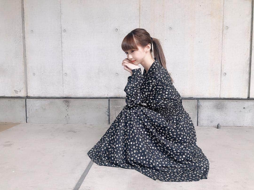 のインスタグラム：「握手会ありがとうございました！ 久しぶりの握手会で皆さんとお会いする事が出来てとっても嬉しかったです！ 実は…少し緊張していました！  朝から夜まで 応援して下さる方と目を見てお話をして エールを貰い アイドルとしての幸せを改めて感じました。 「私をアイドルにしてくれてありがとう」  2年前の総選挙で言わせて頂いた言葉です  お久しぶりの投稿ですが 私の総選挙への気持ちを書かせて下さい。  今年の総選挙は、開催されないことが発表されました 私は初めての総選挙で速報95位 本番では91位を頂きました ランクイン圏内は 80位なので圏外の順位ではありましたが 本当に本当に嬉しかったです！  でも、"1年目だしランクインは難しい"と言い聞かせる甘い自分に悔しかった…  同期の中でも 両サイドの握手レーンは長蛇の列  一方で、私のレーンには 数人の方が列が途切れないように何度もループをしてくれている状態でした  どうしたら私に興味を持ってくれるか。  何度も考えました  周りがしていない自分にしか出来ないことをしよう！ と思いました！ まずは握手会レーンの飾り付けから始めてみました。風船を膨らましてパーテーションに貼り付け画用紙で工作をしたり最近の写真を印刷してまとめたものを貼ってみたり  並んでいる間も暇にならないように 並んでても楽しいレーンを心がけました。  まずは見た目から！と思いどこよりも派手なレーンにしてみました  いつも握手会には装飾を入れた大きい袋を両手いっぱいに持ってレーンに登場して飾り付けをして メンバーにはいつも サンタさんみたいだね！と言われました！笑 飾り付けの様子を見るために朝早くから来て 遠くから眺めてくれる方もいました！😂 そこから有難い事に興味を持って会いに来てくださる方が増え 2部制だった握手会部数が 最大の6部制になる事ができました。  パフォーマンスも ただ気持ちを込めて歌って踊るだけではなくMC中も全体をしっかりみて全員とアイコンタクトを取る、お客さんを置いていかない をマイルールとしました  密かに、どのメンバーよりも1番汗をかく！を目標ともしていました…笑 そして生誕祭では感謝の気持ちを込めて、来て下さった皆さんに特別感を出したくてプレゼントをしてみたりもしました。  メッセージカード、ワッペン など その他のイベントでは ステッカー 手作りキーホルダーをプレゼントさせて頂きました 正直とても大変でした！笑  でも夜な夜な 皆さんの喜ぶ、びっくりするような笑顔を浮かべながら作るのはとっても楽しかったです😊  アイドルというと遠い存在に思う方もいると思います  その概念を超えたくて 周りがなかなかやらないような事をやって 友達のような近い存在と思って頂ける でもしっかりとしたアイドルでいたいなと私は思いました！  そして、気がつけば熱心に応援してくださる方がたくさんいてくれて生誕祭では劇場が揺れると思う程の大きなコールなど、その熱さに自分が押されそうなくらい…笑でもそんな皆さんが自慢で誇りでした 本当に本当に"いつもありがとう"以上の言葉が見つかりません  そして迎えた2度目の総選挙  速報発表ではなかなか名前は呼ばれず不安でした 今年も難しいかなと諦めていた自分がいました  色々試行錯誤してみたけど どれもダメだったかぁと、考えていました  そこで 1位の発表 誰だろう？というよりも 速報ランクイン出来なかった悔しさでいっぱいでした  そんな時にNGT48の名前がでて 荻野由佳 と呼ばれた時  一瞬理解出来ず 頭が真っ白になって気を失いかけました その場でしゃがみ落ちました  あまりその時のステージ場での記憶がありませんが その日、新潟に来ていた父が普段は絶対泣かないのに 帰宅した玄関で私を見て ものすごい泣いて喜んでいた事は覚えています  当時ほとんど無名だった私が速報1位  荻野由佳って誰？がトレンド入りしていたり なんで無名な奴が1位？不正か？のバッシングが耐えませんでした  私がAKBの総選挙を壊したんだ  このままグループからいなくなった方がいいって そう思いました  でもその時に浮かんだのは いつもレーンにいてくれる皆の顔  直接会いに来れないけどSNS等を通してエールをくれる皆さん そしてメンバーの顔でした  開票本番まで いっぱいサポートしてくれました 毎日自分1人での戦いと思っていたけど 1人じゃない と、思わせてくれる皆さんがいました  一緒に乗り越えてくれてありがとう。  そして本番では5位という順位を頂きました  テレビで観ていた選抜の皆さん グループの一員として遠くから後ろ姿を眺めていた選抜の皆さんと 同じ曲を同じステージで歌えるだなんて 夢にも思いませんでした  選抜メンバーとして活動が始まり 毎日毎日ついていくのに必死でした  テレビに出てパフォーマンスをする姿をみて 喜んでくれる皆さんが 本当に嬉しかったです 涙が出るほどの幸せでした  その曲が「#好きなんだ」 私の初選抜となるずっと忘れられない楽曲です。  そして次の年の総選挙  速報で1位を頂き 本番で4位を頂きました  次の投稿へ→」