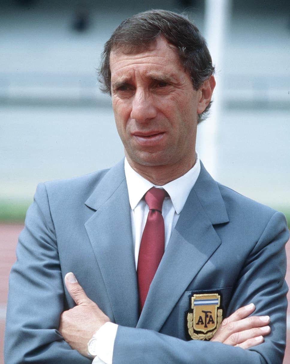 FIFAワールドカップさんのインスタグラム写真 - (FIFAワールドカップInstagram)「#HappyBirthday, Carlos #Bilardo! 🇦🇷 A fully trained doctor, the former @afaseleccion coach first used a 3-5-2 formation for his Argentina team in a friendly match against Switzerland, fielding three central defenders and redesignating full-backs as midfielders. Journalists assumed he had made a mistake.  In 1986, Bilardo had the last laugh. The same system saw a @Maradona-inspired team lift the FIFA #WorldCup, though a superstitious Bilardo refused to touch the trophy.🏆 Since then, many managers have Bilardo to thank for revolutionizing the role of modern day “flying full-backs”.」3月16日 19時44分 - fifaworldcup
