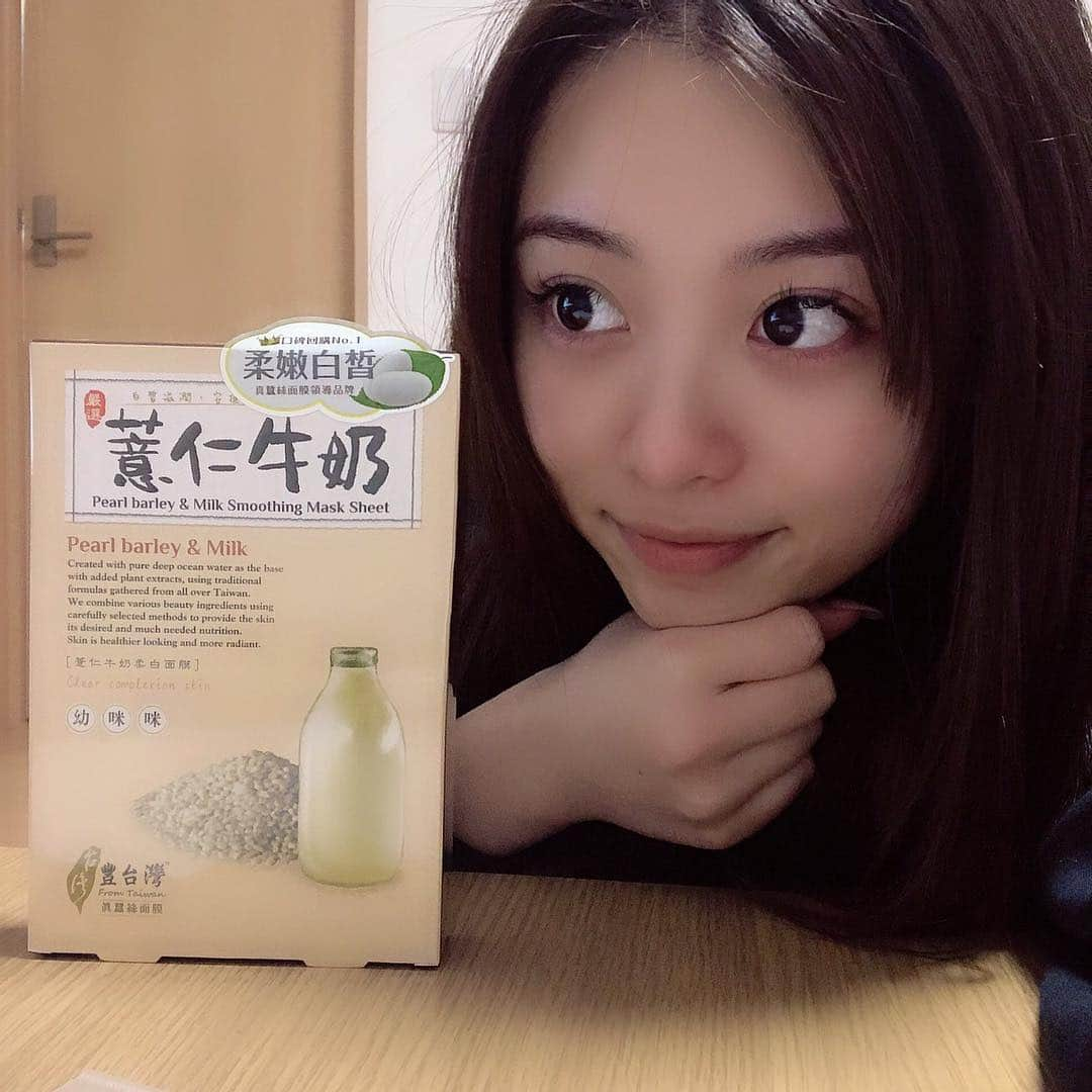 辰巳さくら（さくてん）さんのインスタグラム写真 - (辰巳さくら（さくてん）Instagram)「台湾の人って肌が綺麗で可愛い人が多いから、台湾のパックから始めようと使ってみたよ✌️🤣 ここのパックは台湾現地栽培の植物を原料に使用してて、アミノ酸や香料を含まないから敏感肌やニキビ肌にもおススメ✨私はニキビが出来やすいからありがたいなあ❤️いま人気のパックみたい✌️ミーハーですw  #豐台灣  #FromTaiwan #在地植萃 #做你的文青 #敷我的面膜 #パック #美容 #美容オタク #台湾 #台湾人 #おすすめパック」3月16日 19時51分 - s.kten